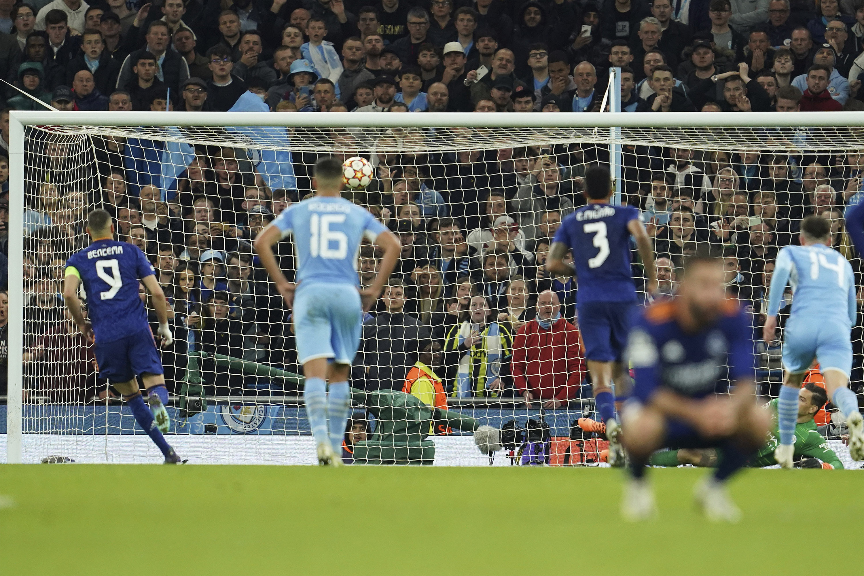 Kalah dari Man City, Aksi Panenka Benzema Menjadikannya Top Skor Sementara Liga Champions