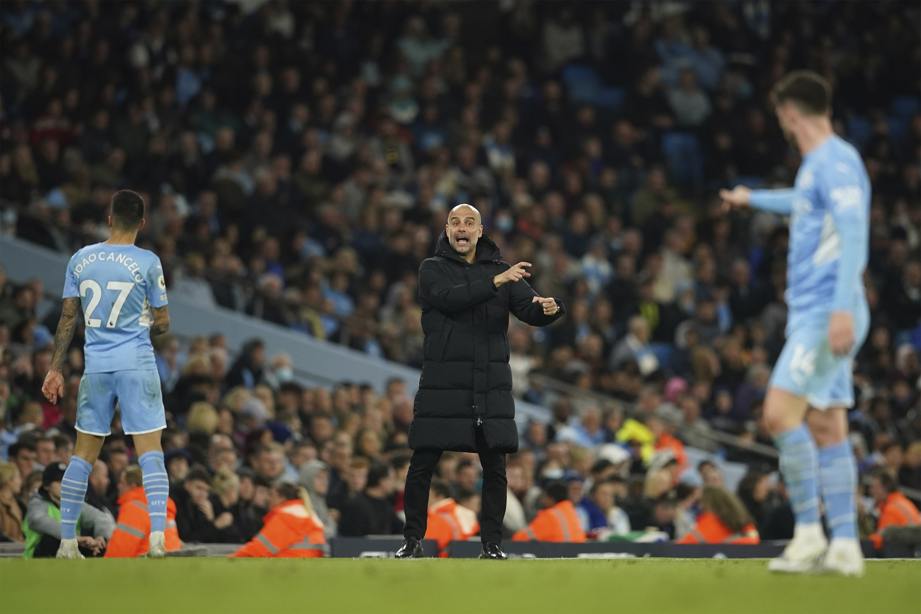 Ekspresi Gelisah Pep Guardiola Saat Mesin Manchester City Telat Panas ...