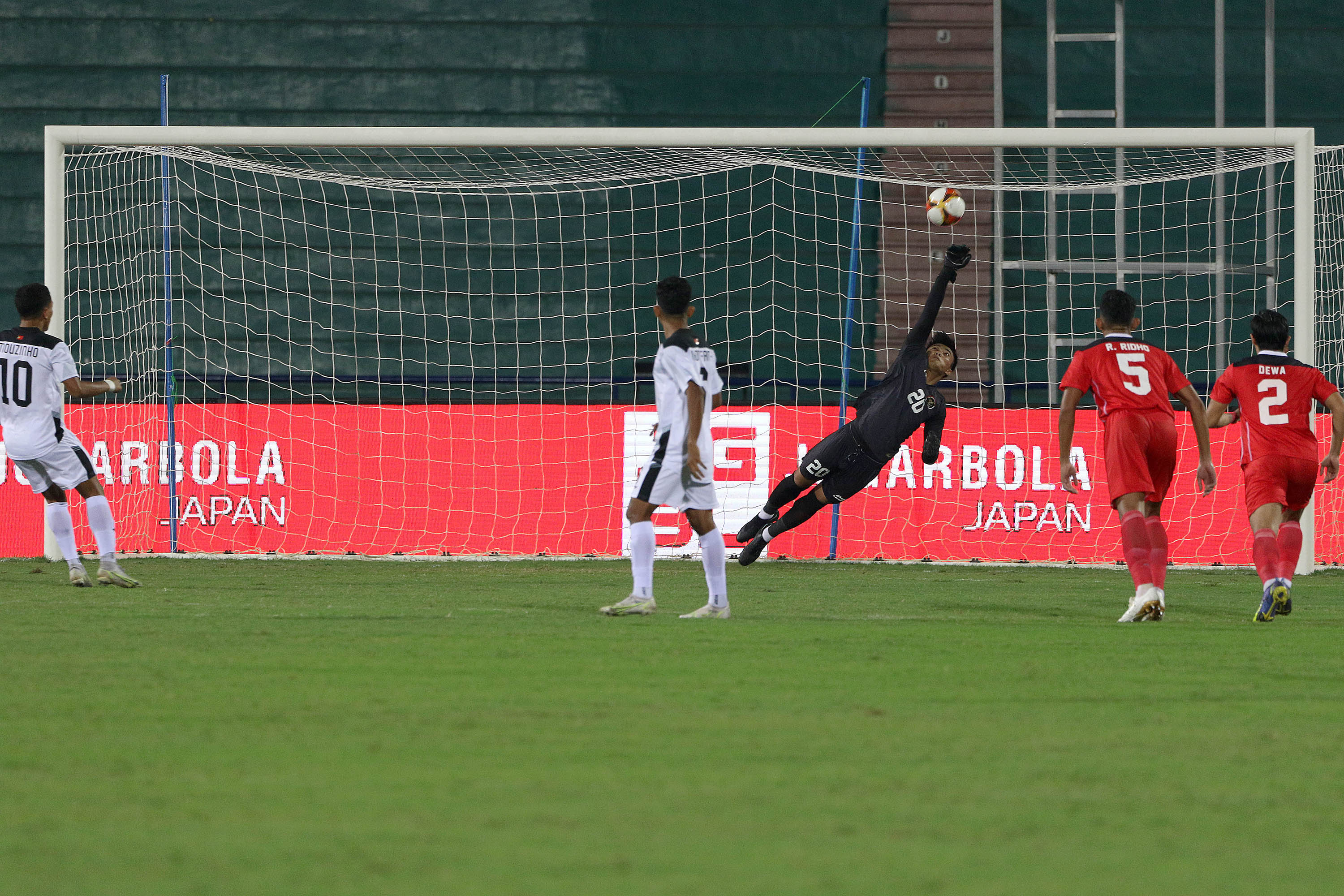 Aksi Cemerlang Kiper Timnas Indonesia saat Gagalkan Tendangan Penalti Timor Leste di Sea Games 2021 Vietnam