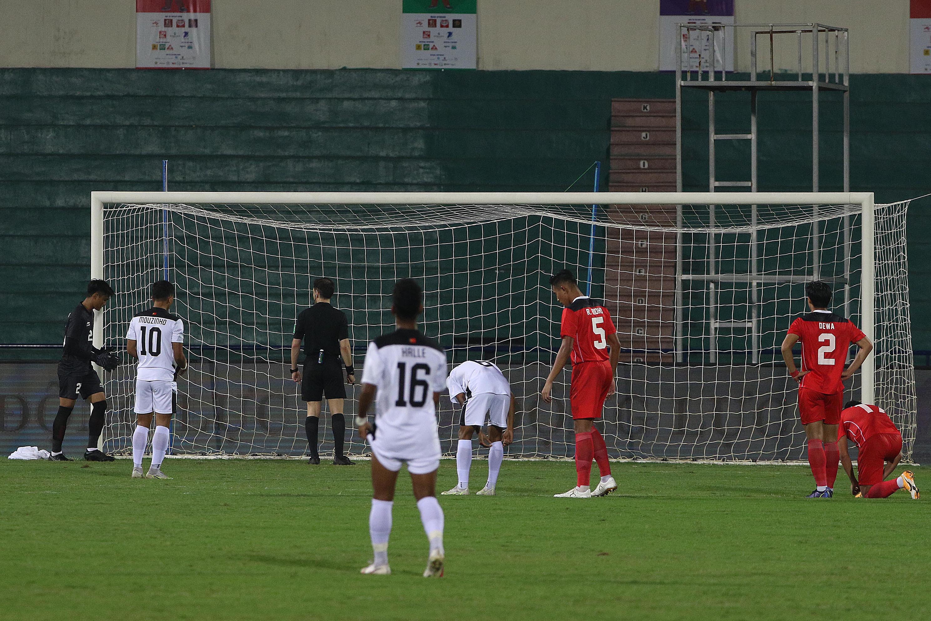 Aksi Cemerlang Kiper Timnas Indonesia saat Gagalkan Tendangan Penalti Timor Leste di Sea Games 2021 Vietnam