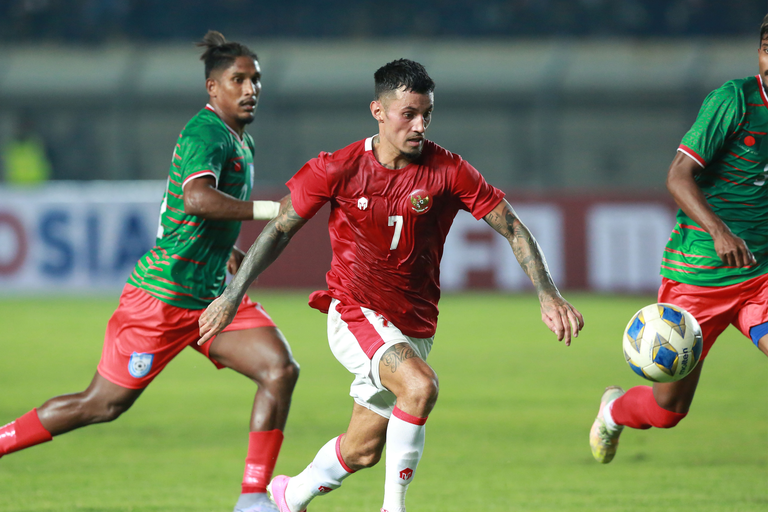 Aksi Pemain Timnas Indonesia saat Meladeni Timnas Bangladesh dalam Laga Uji Coba FIFA Matchday