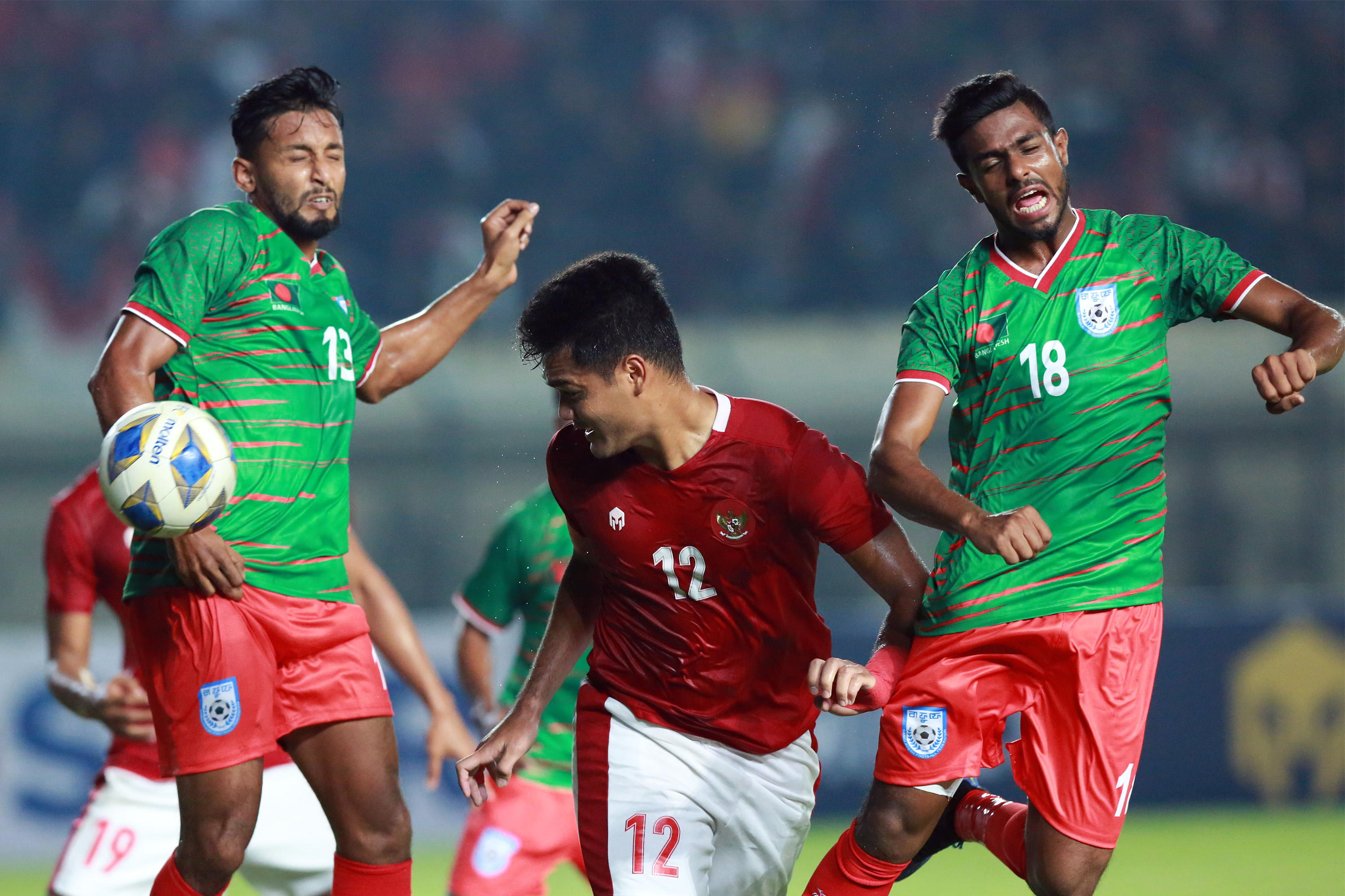 Aksi Pemain Timnas Indonesia saat Meladeni Timnas Bangladesh dalam Laga Uji Coba FIFA Matchday