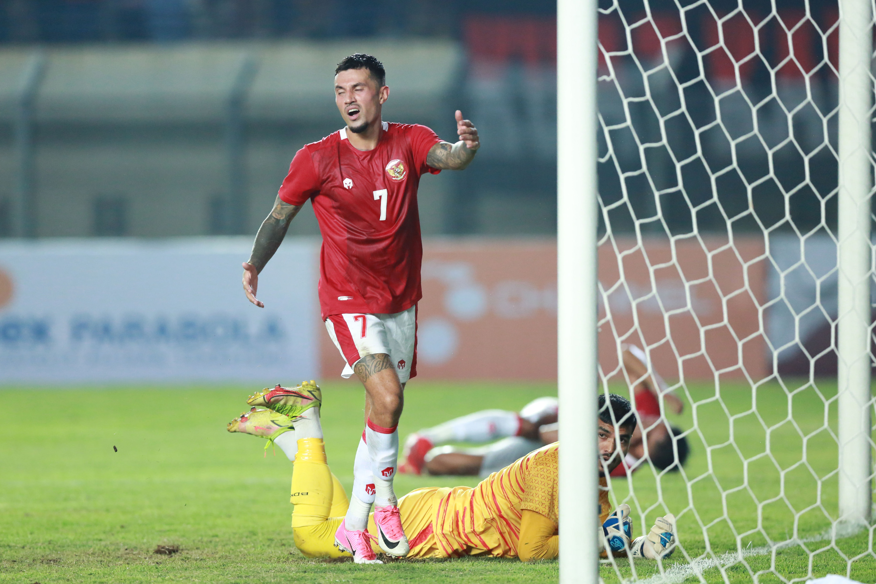 Aksi Pemain Timnas Indonesia saat Meladeni Timnas Bangladesh dalam Laga Uji Coba FIFA Matchday