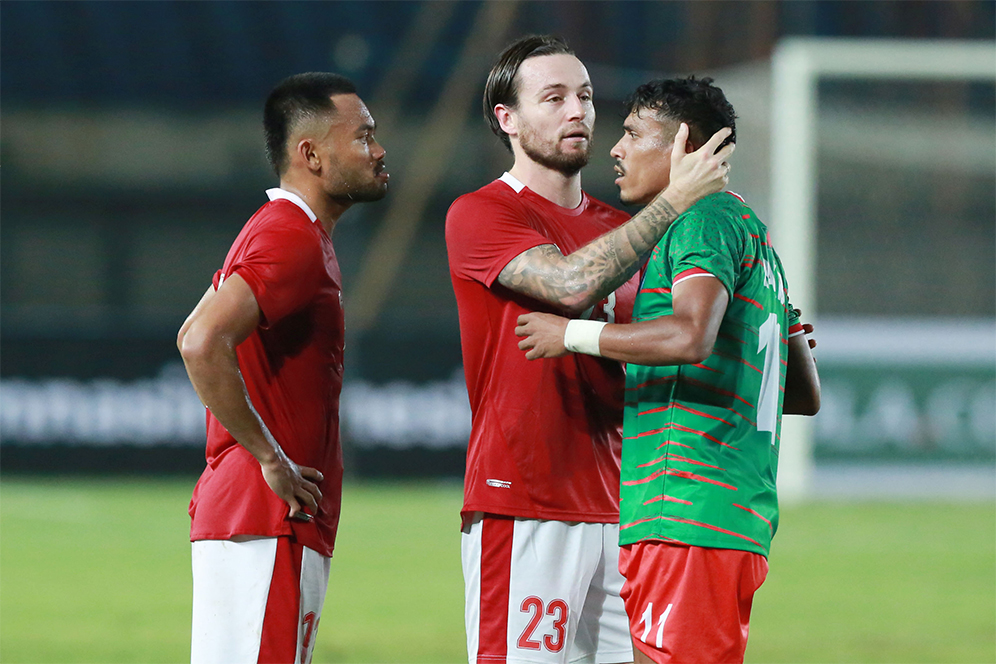 Aksi Pemain Timnas Indonesia Saat Meladeni Timnas Bangladesh Dalam Laga ...