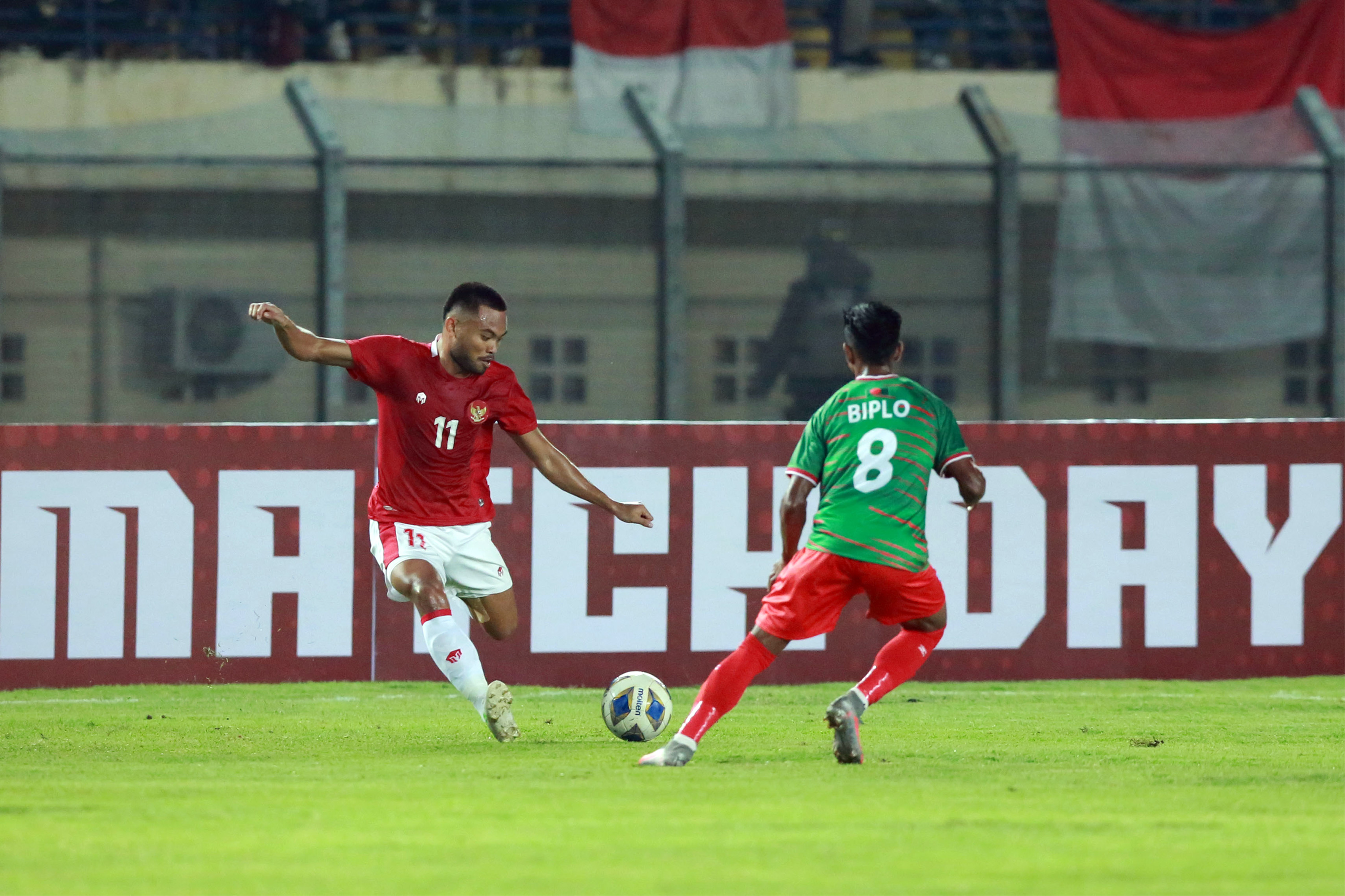 Aksi Pemain Timnas Indonesia saat Meladeni Timnas Bangladesh dalam Laga Uji Coba FIFA Matchday