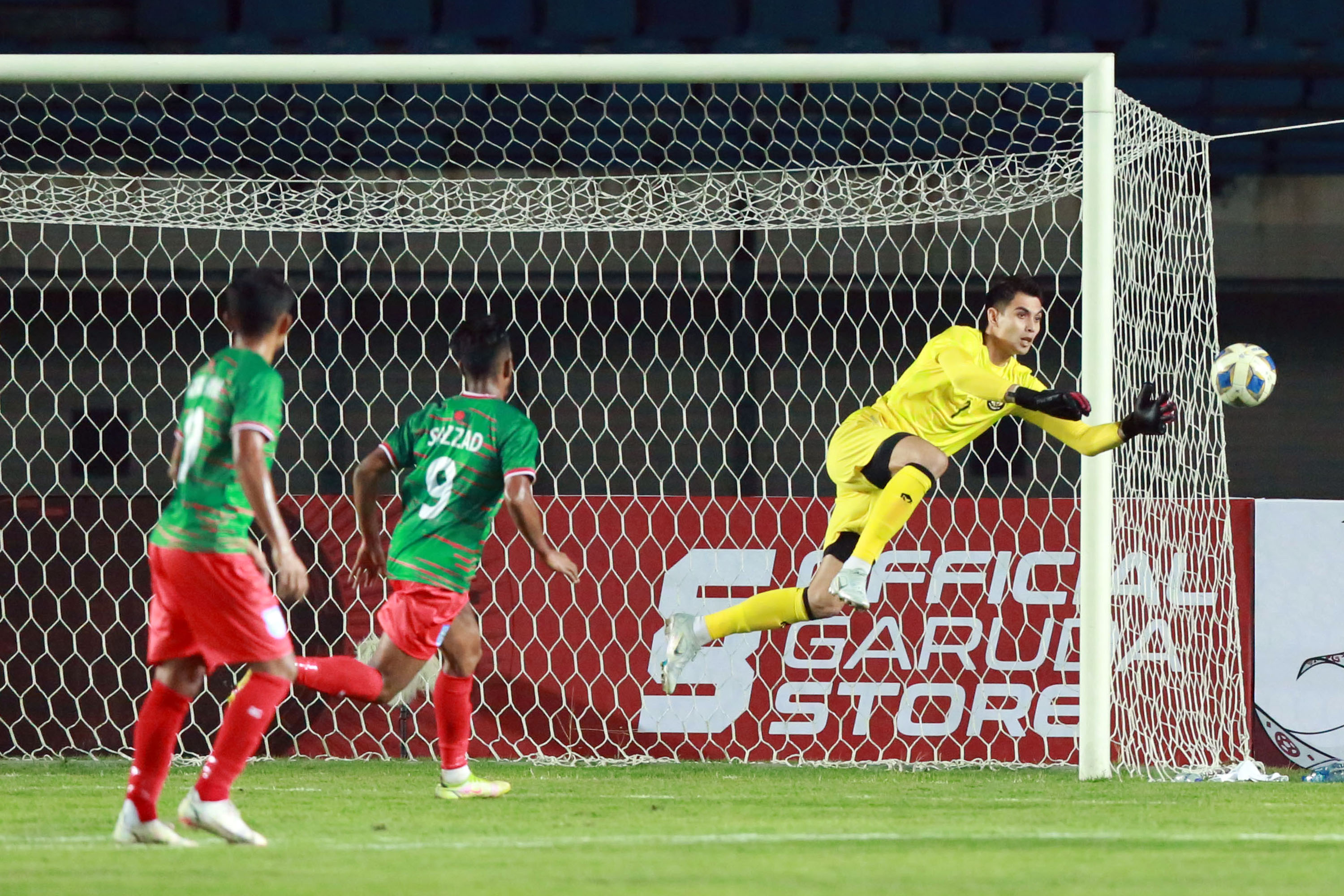 Aksi Pemain Timnas Indonesia saat Meladeni Timnas Bangladesh dalam Laga Uji Coba FIFA Matchday