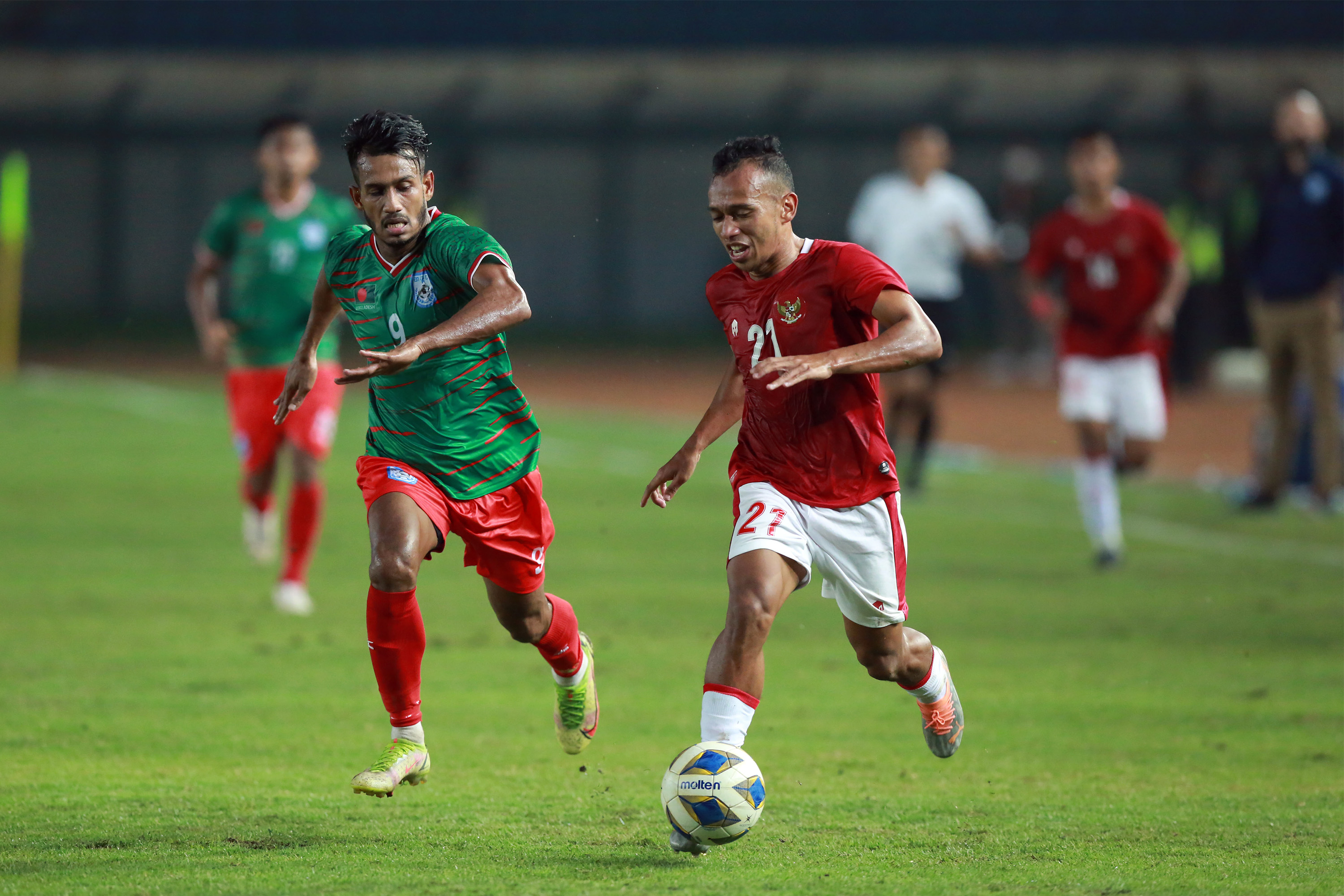 Aksi Pemain Timnas Indonesia saat Meladeni Timnas Bangladesh dalam Laga Uji Coba FIFA Matchday