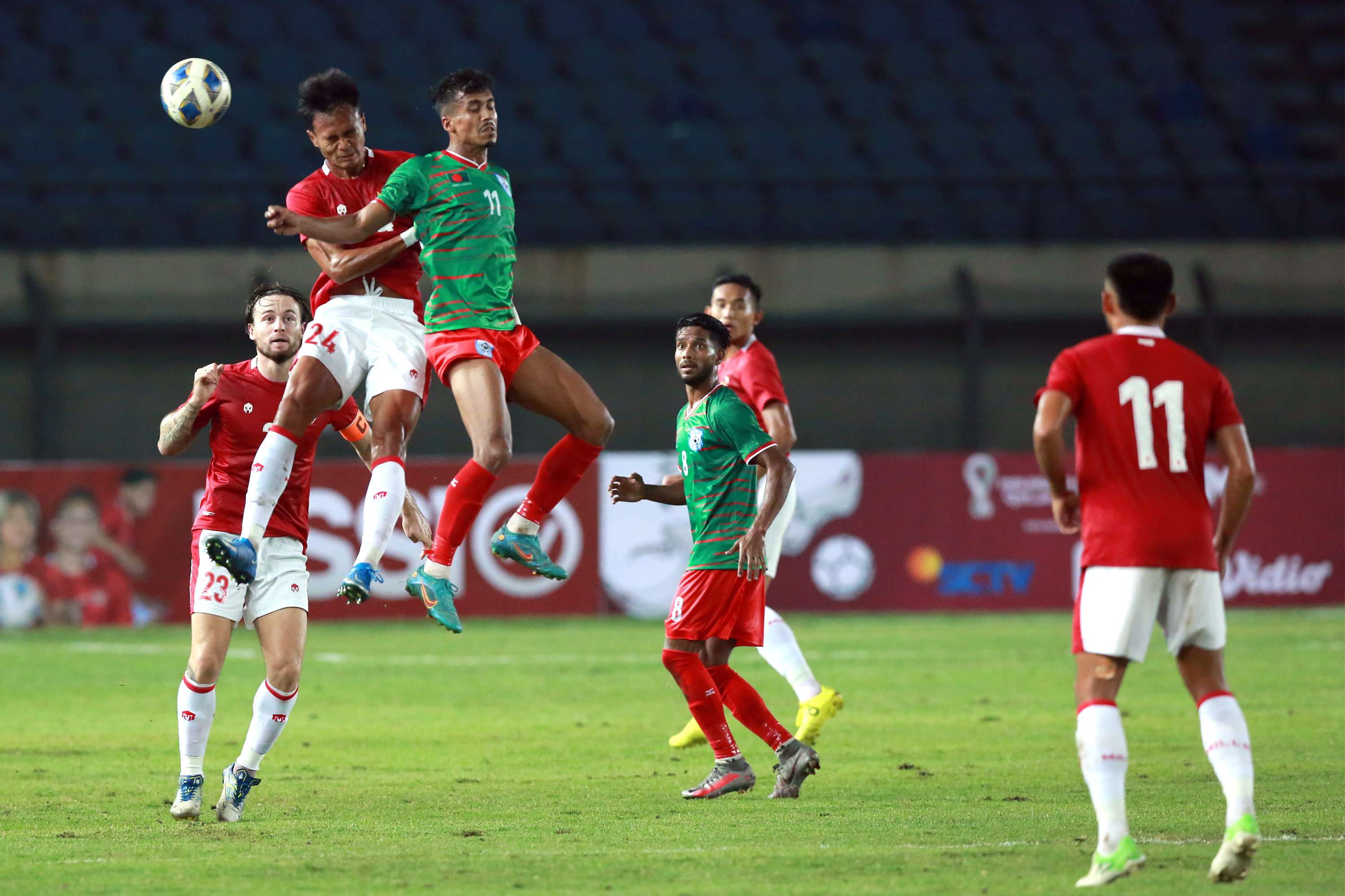 Aksi Pemain Timnas Indonesia saat Meladeni Timnas Bangladesh dalam Laga Uji Coba FIFA Matchday