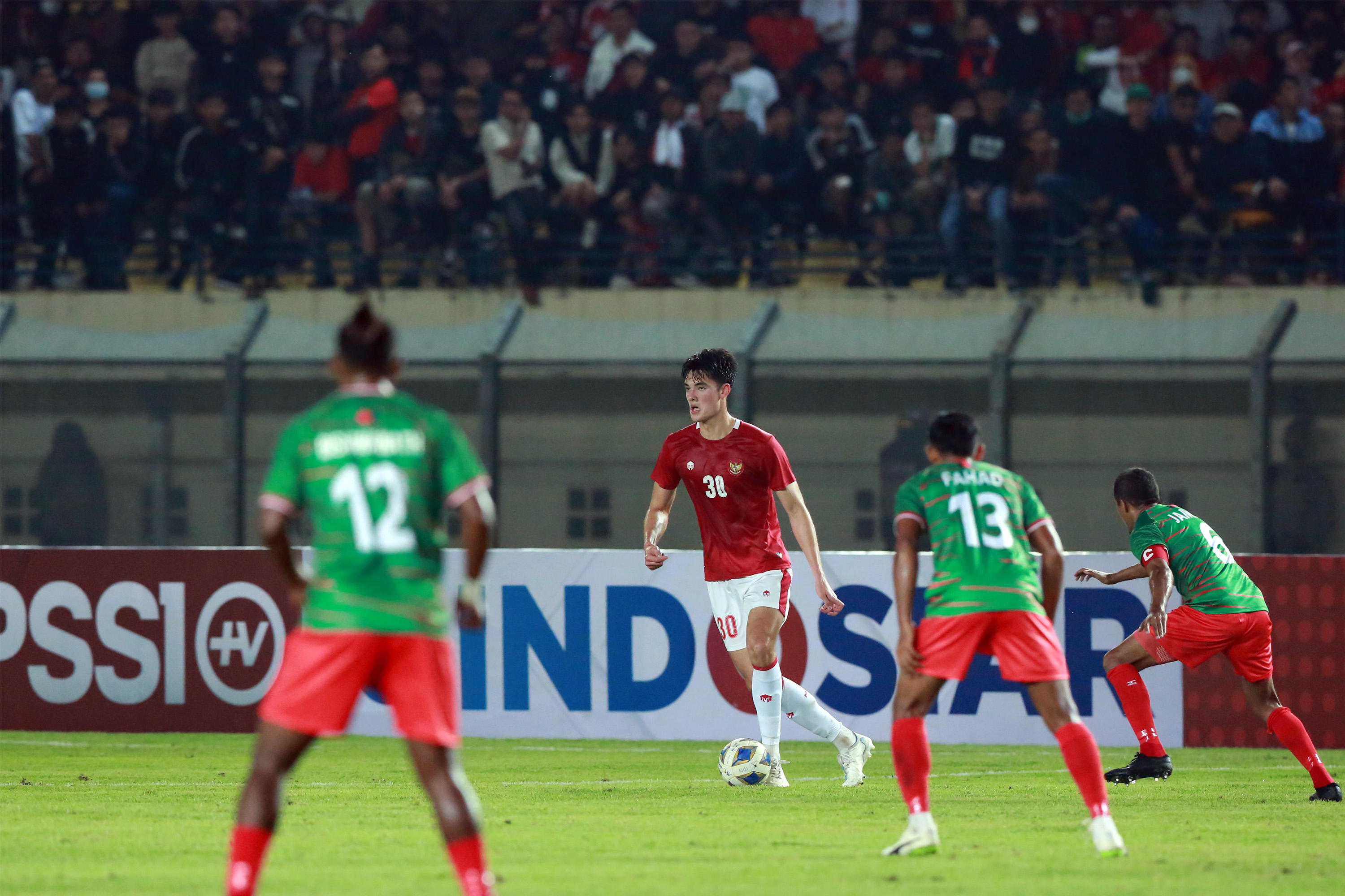 Aksi Pemain Timnas Indonesia saat Meladeni Timnas Bangladesh dalam Laga Uji Coba FIFA Matchday