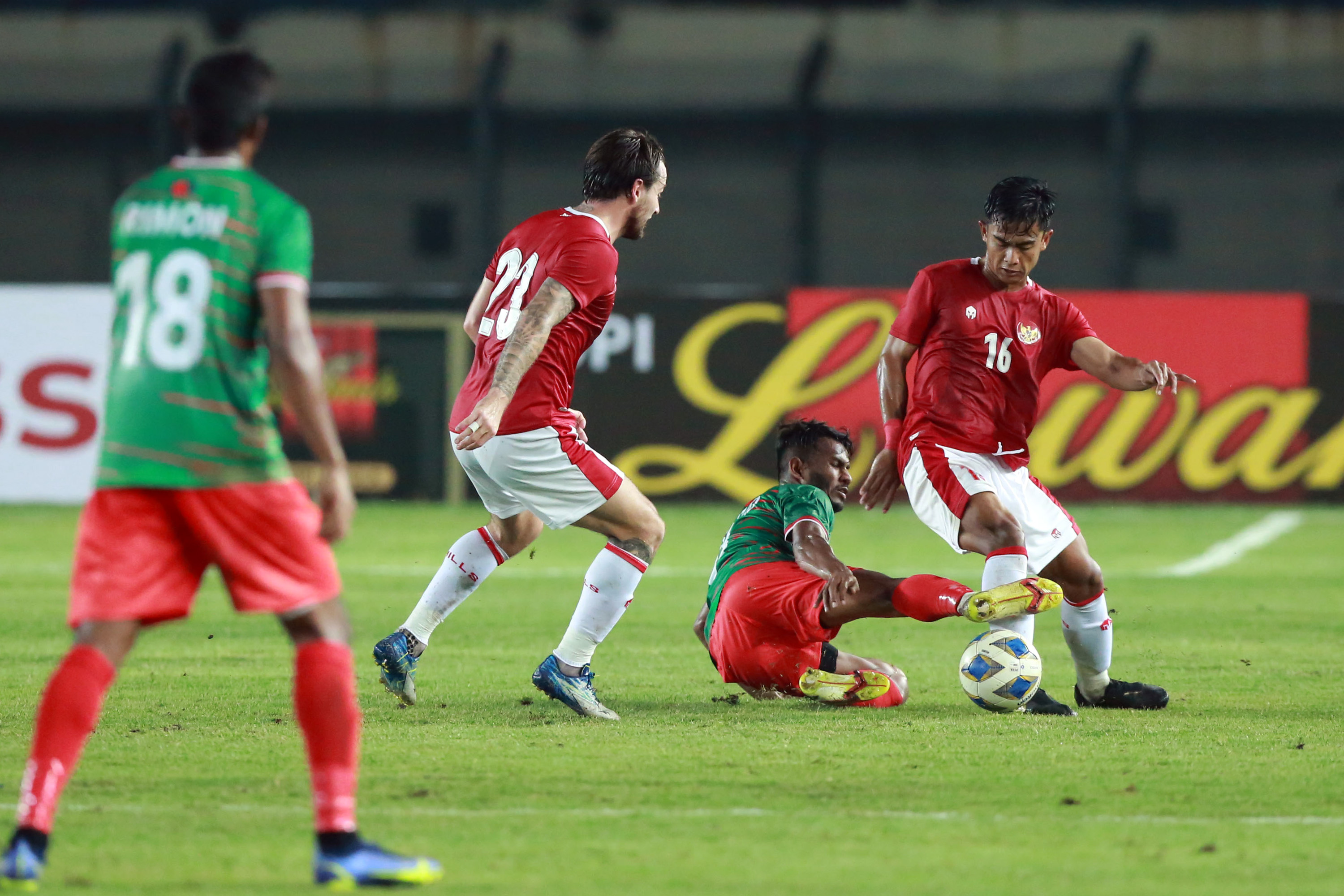 Aksi Pemain Timnas Indonesia saat Meladeni Timnas Bangladesh dalam Laga Uji Coba FIFA Matchday