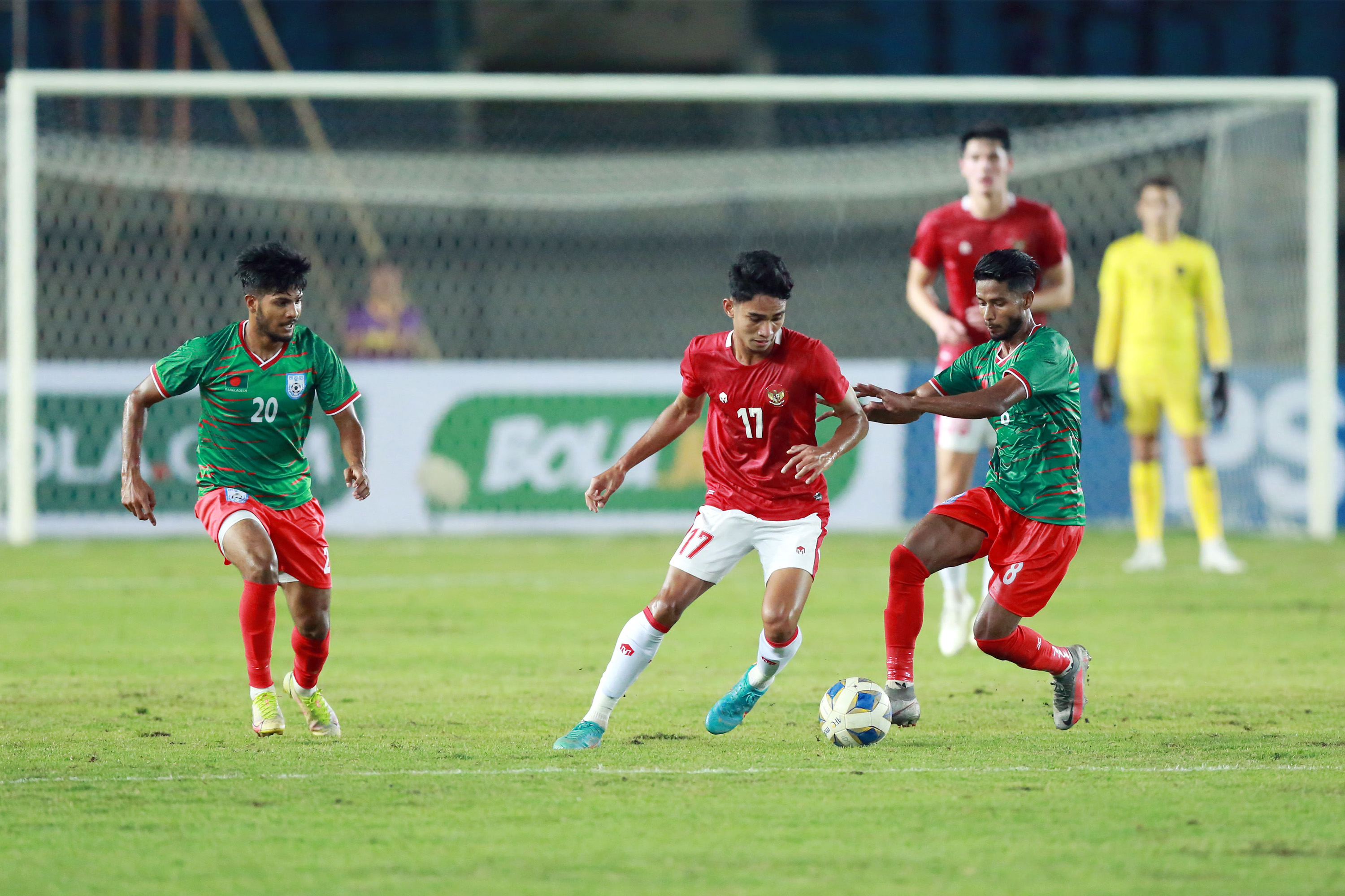 Aksi Pemain Timnas Indonesia saat Meladeni Timnas Bangladesh dalam Laga Uji Coba FIFA Matchday