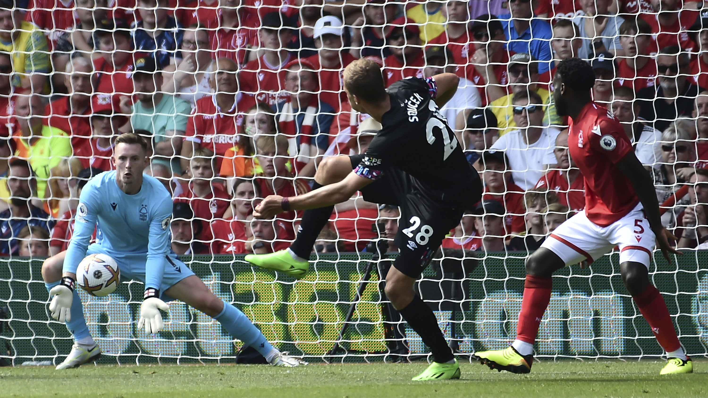 Tersingkir dari MU, Dean Henderson Tampil Menawan di Premier League Bersama Nottingham Forest