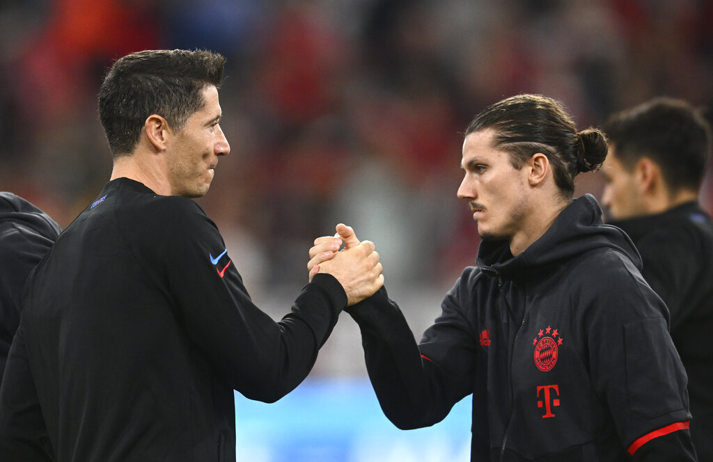 Momen Dingin Pemain Bayern Munchen saat Sambut Lewandowski