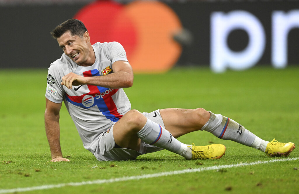Momen Dingin Pemain Bayern Munchen saat Sambut Lewandowski