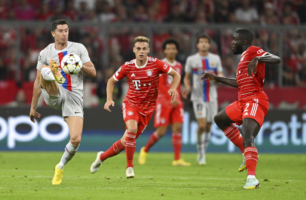 Momen Dingin Pemain Bayern Munchen saat Sambut Lewandowski