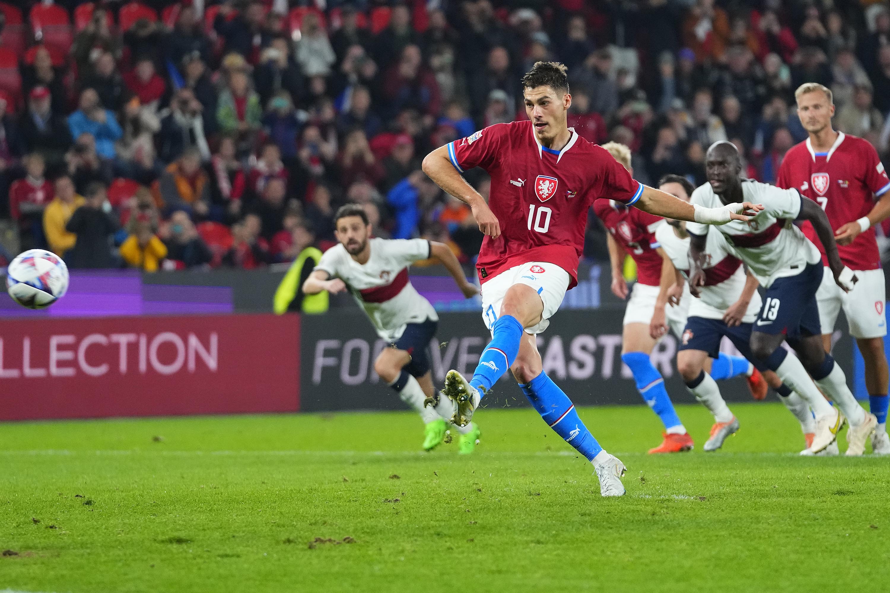 Bek Persija Jakarta Kikuk saat Berhadapan Dengan Pemain Manchester United di UEFA Nations League 2022/2023