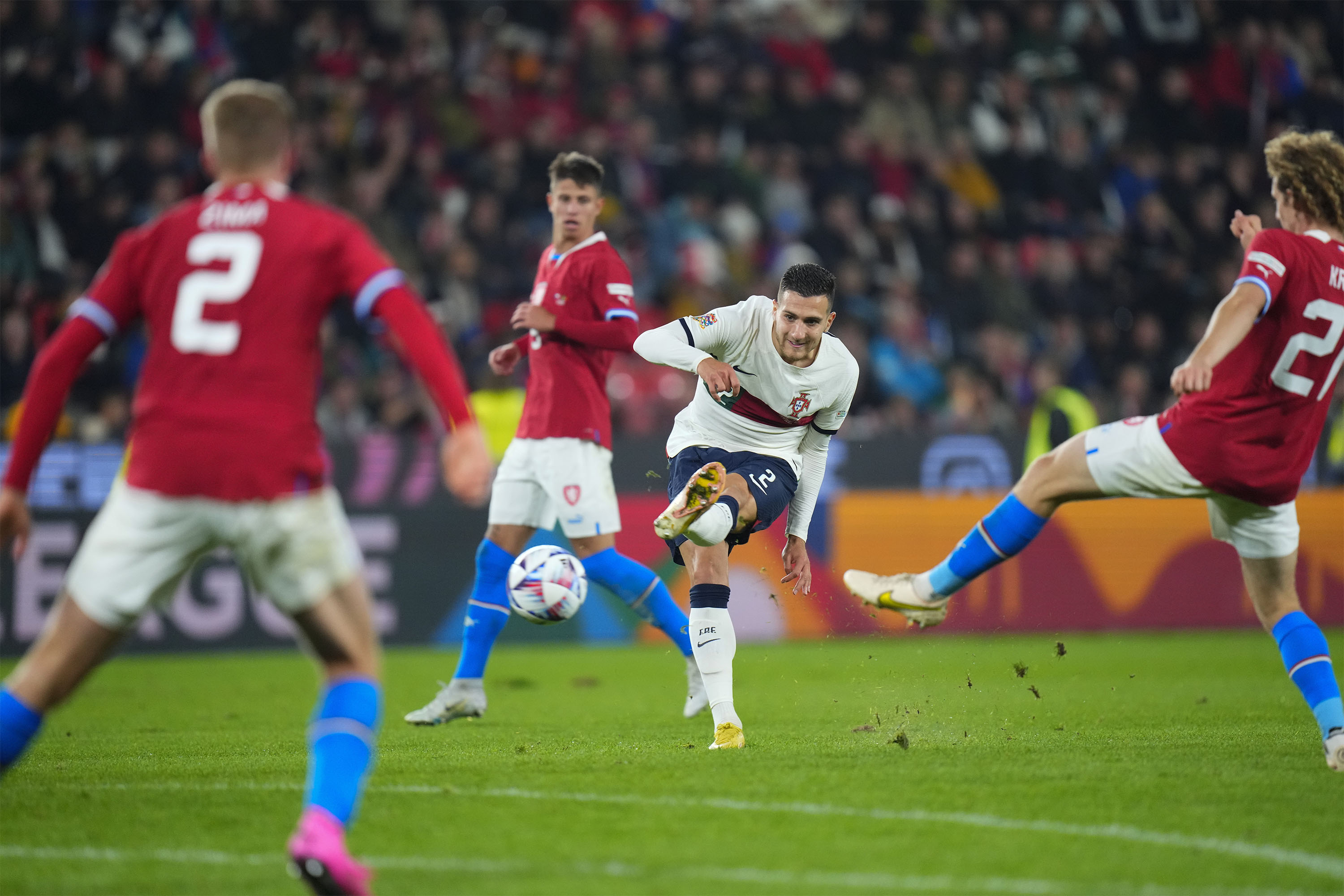 Bek Persija Jakarta Kikuk saat Berhadapan Dengan Pemain Manchester United di UEFA Nations League 2022/2023