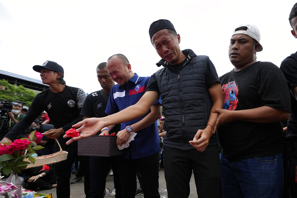 Isak Tangis Pemain Arema saat Doa Bersama di Stadion Kanjuruhan