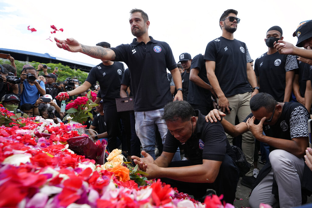 Isak Tangis Pemain Arema saat Doa Bersama di Stadion Kanjuruhan