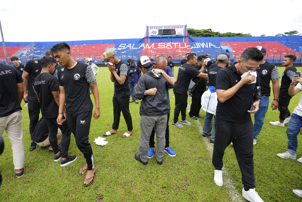 Isak Tangis Pemain Arema saat Doa Bersama di Stadion Kanjuruhan