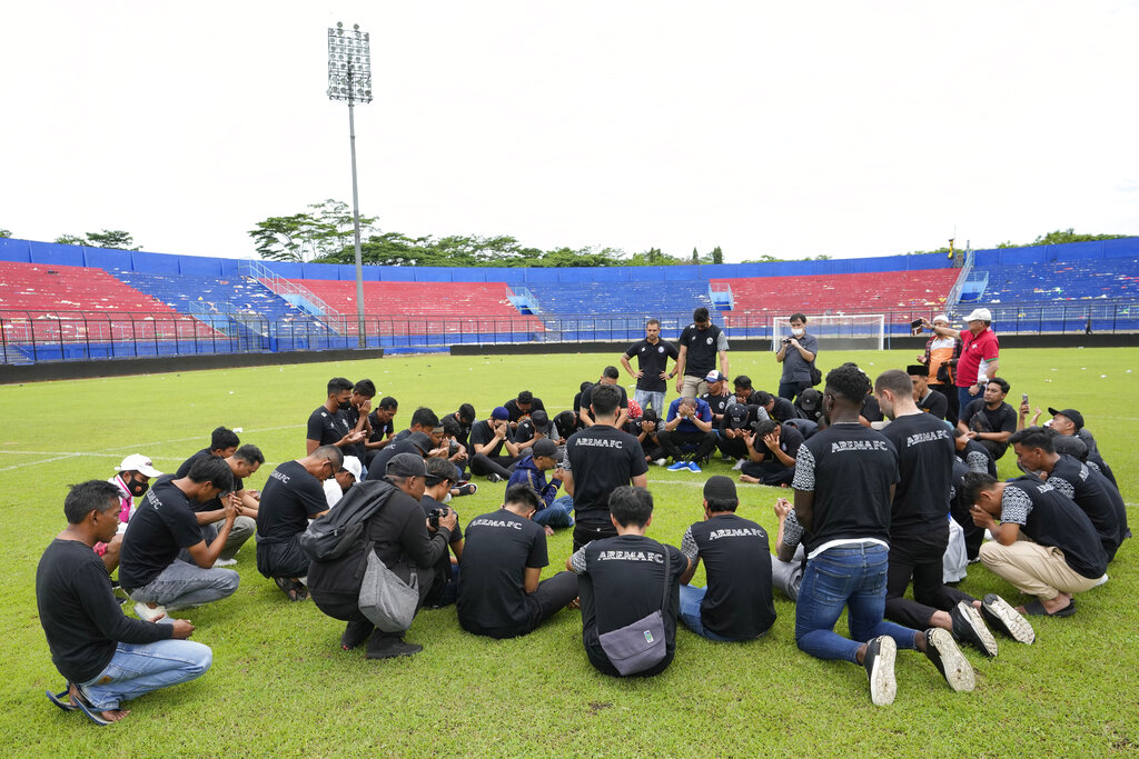 Isak Tangis Pemain Arema saat Doa Bersama di Stadion Kanjuruhan