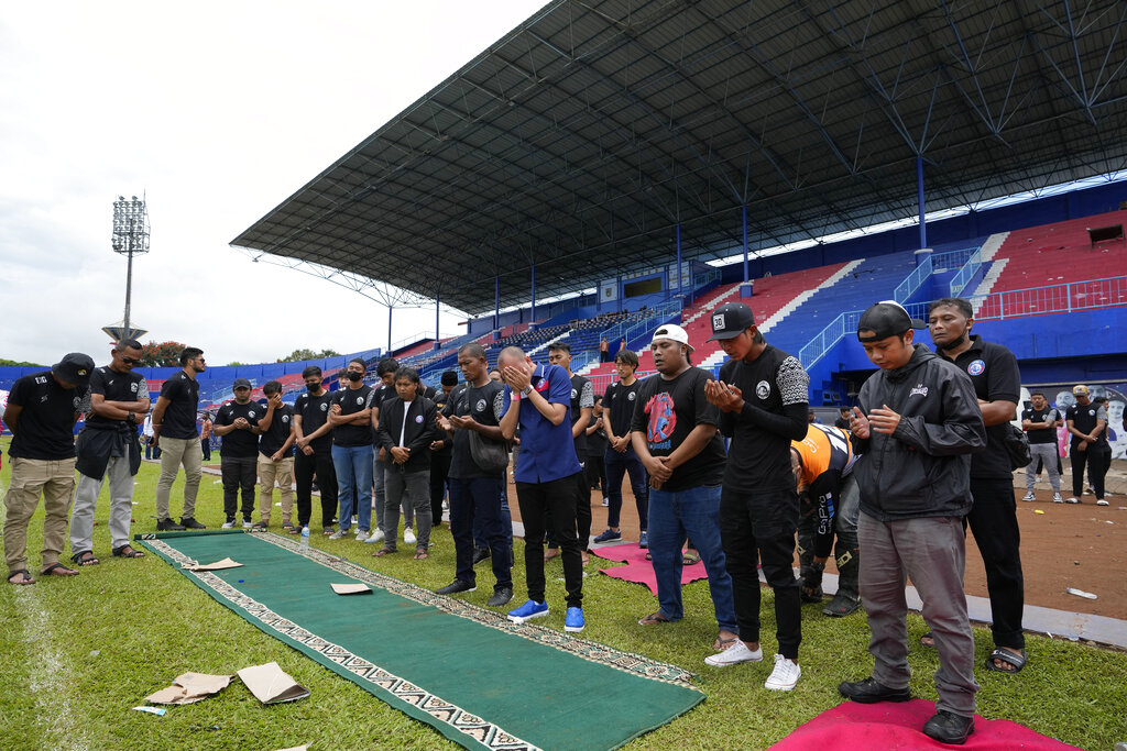 Isak Tangis Pemain Arema saat Doa Bersama di Stadion Kanjuruhan