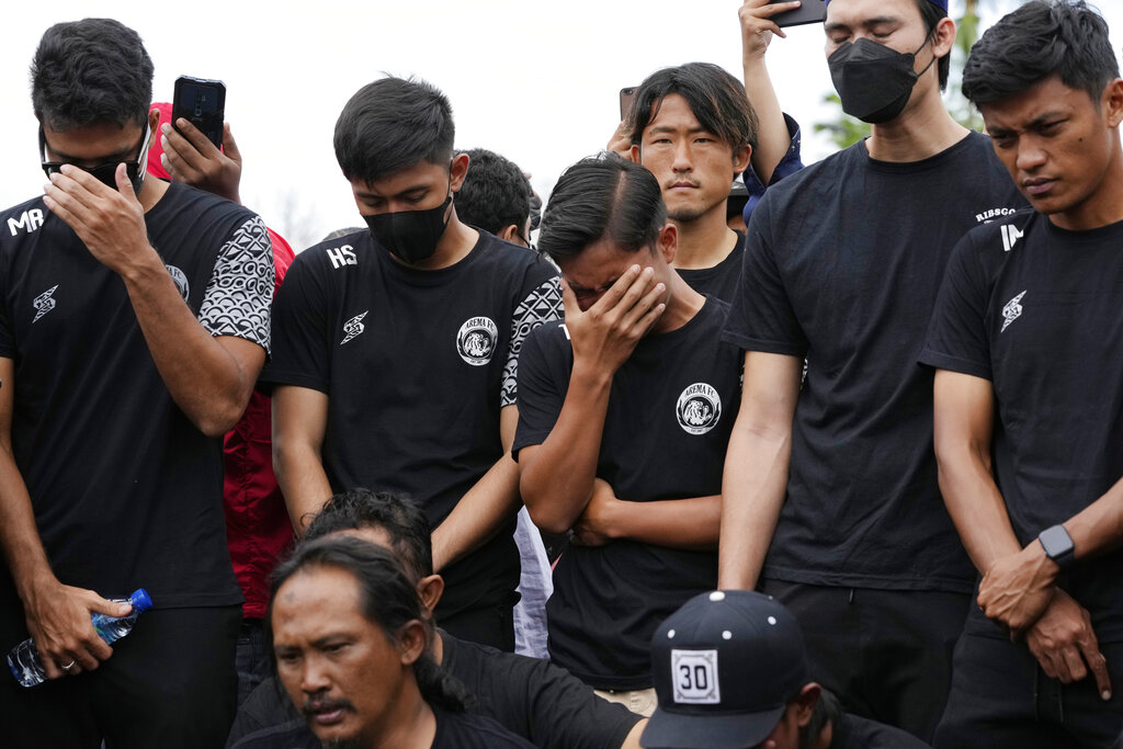 Isak Tangis Pemain Arema saat Doa Bersama di Stadion Kanjuruhan