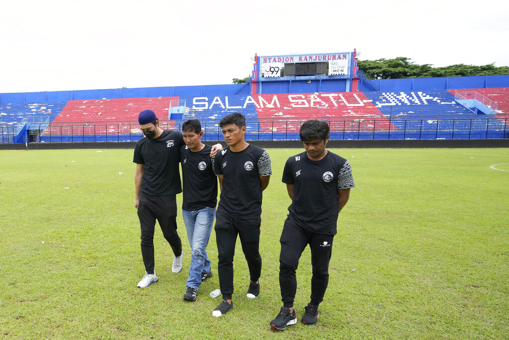 Isak Tangis Pemain Arema saat Doa Bersama di Stadion Kanjuruhan