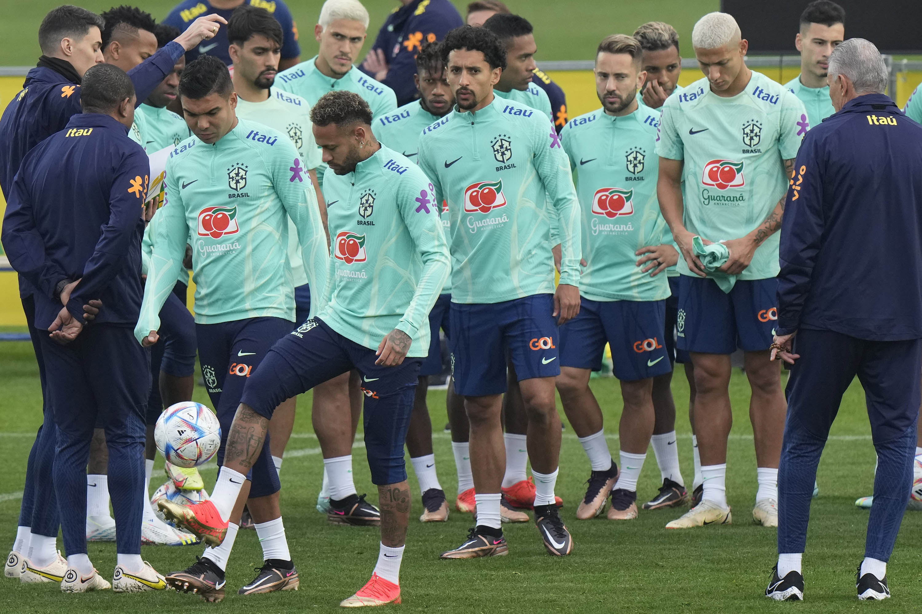 Jelang Piala Dunia 2022 Fred dan Dani Alves Ribut di Sesi Latihan Timnas Brasil?