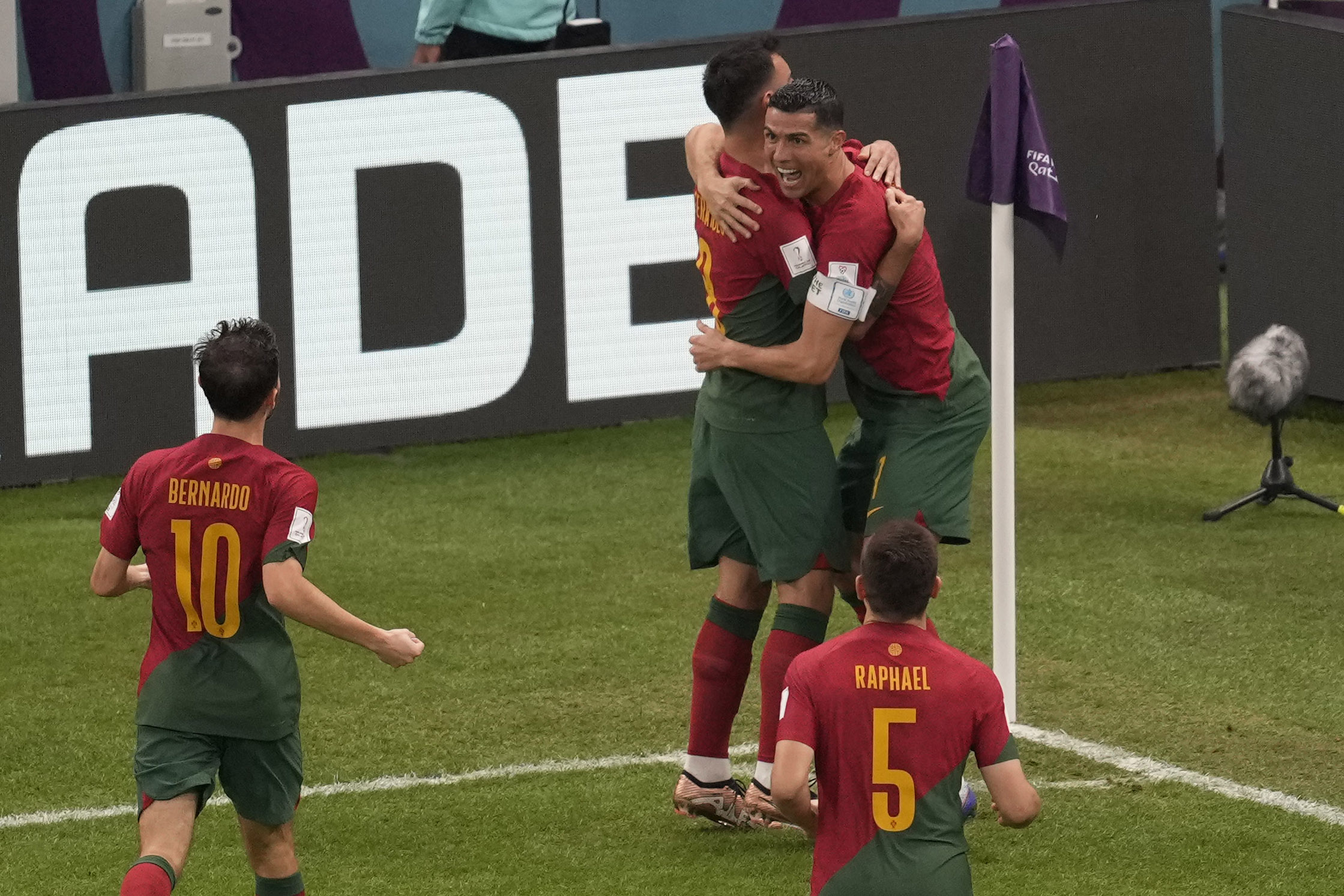 Momen Hair of God Bikin Cristiano Ronaldo dan Bruno Fernandes Kian Mesra di Piala dunia 2022