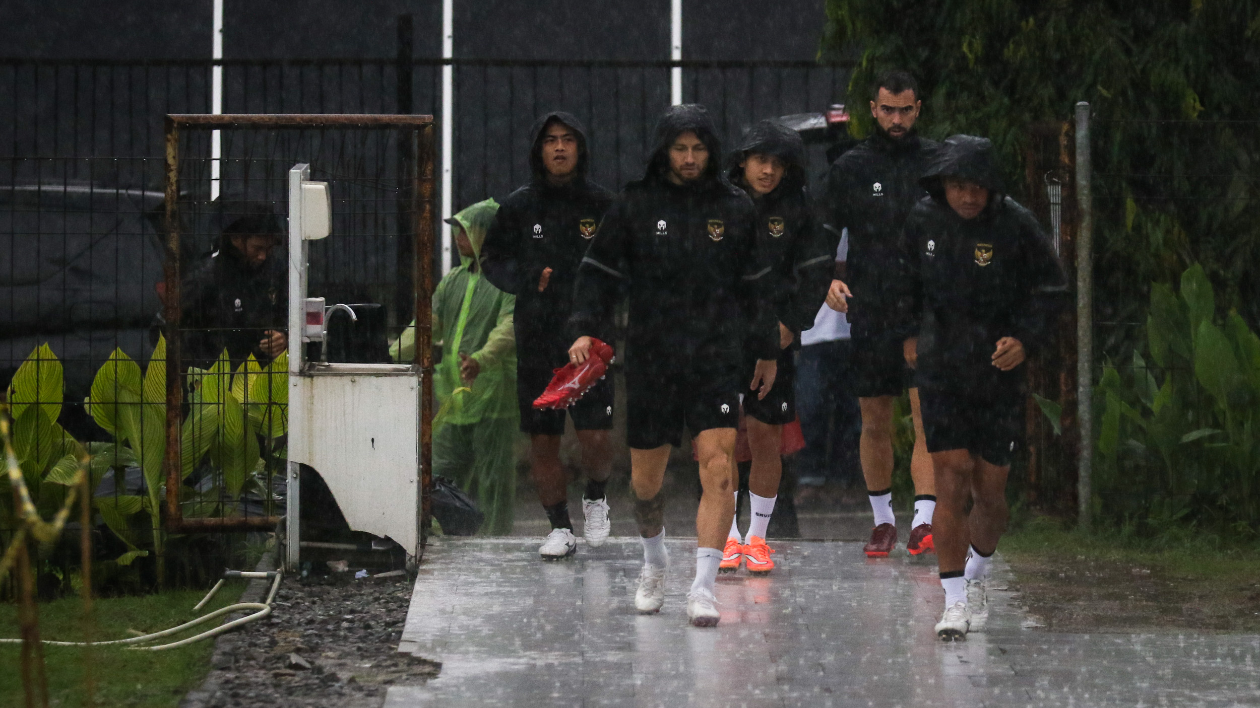 Insiden Menarik saat Latihan Timnas Indonesia Jelang Laga Vs Vietnam Piala AFF 2022, Sudah Balik Kanan tapi Ditelpon Kembali ke Lapangan Insiden Menarik saat Latihan Timnas Indonesia Jelang Laga Vs Vietnam Piala AFF 2022, Sudah Balik Kanan tapi Ditelpon Kembali ke Lapangan