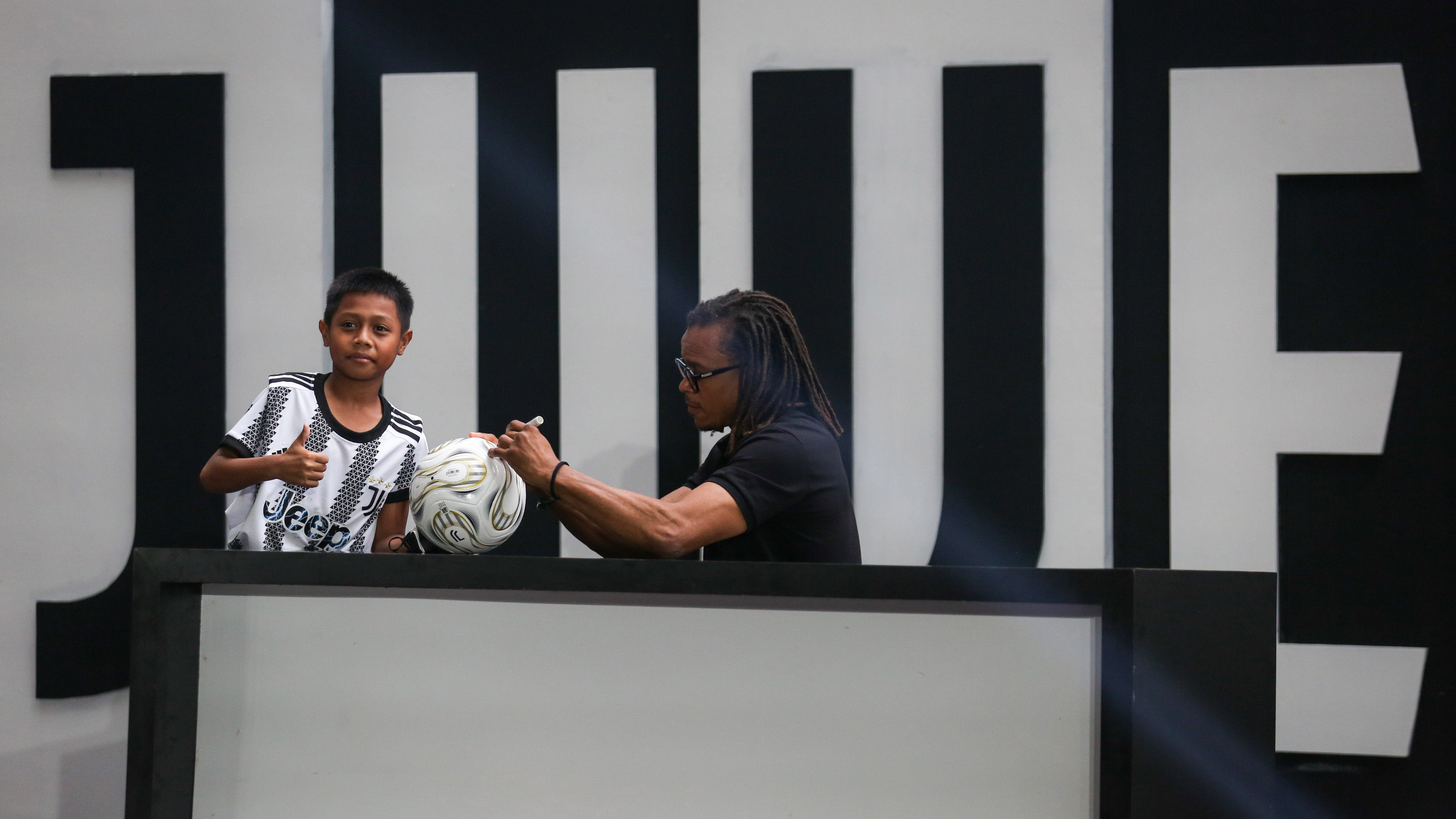 Keseruan Jumpa Fans Juventini Indonesia dengan Edgar Davids Keseruan Jumpa Fans Juventini Indonesia dengan Edgar Davids