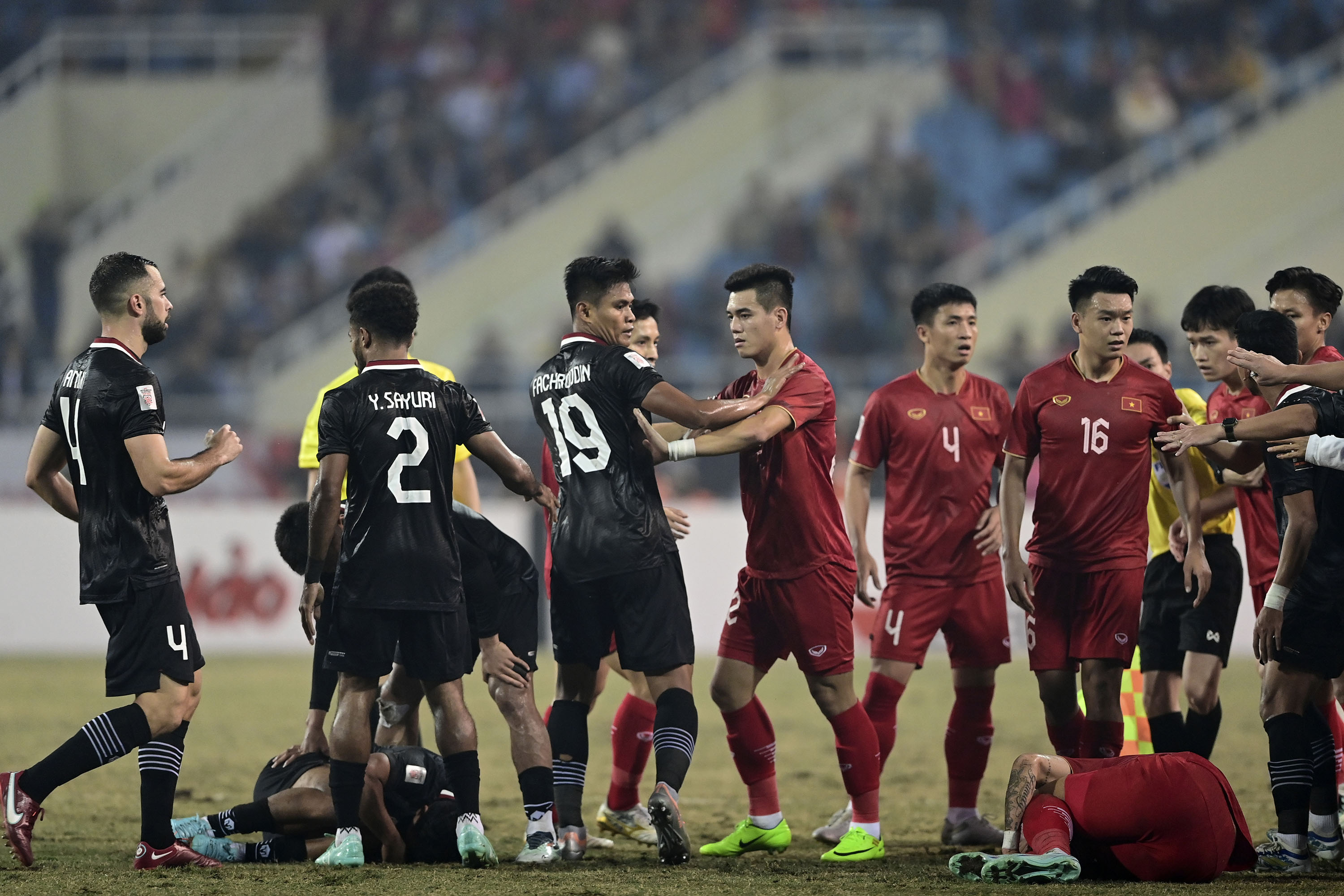 Provokasi Ofisial Timnas Vietnam Hingga Keributan Antar Pemain di Lapangan dalam Semifinal Leg Kedua Piala AFF 2022 Provokasi Ofisial Timnas Vietnam Hingga Keributan Antar Pemain di Lapangan dalam Semifinal Leg Kedua Piala AFF 2022