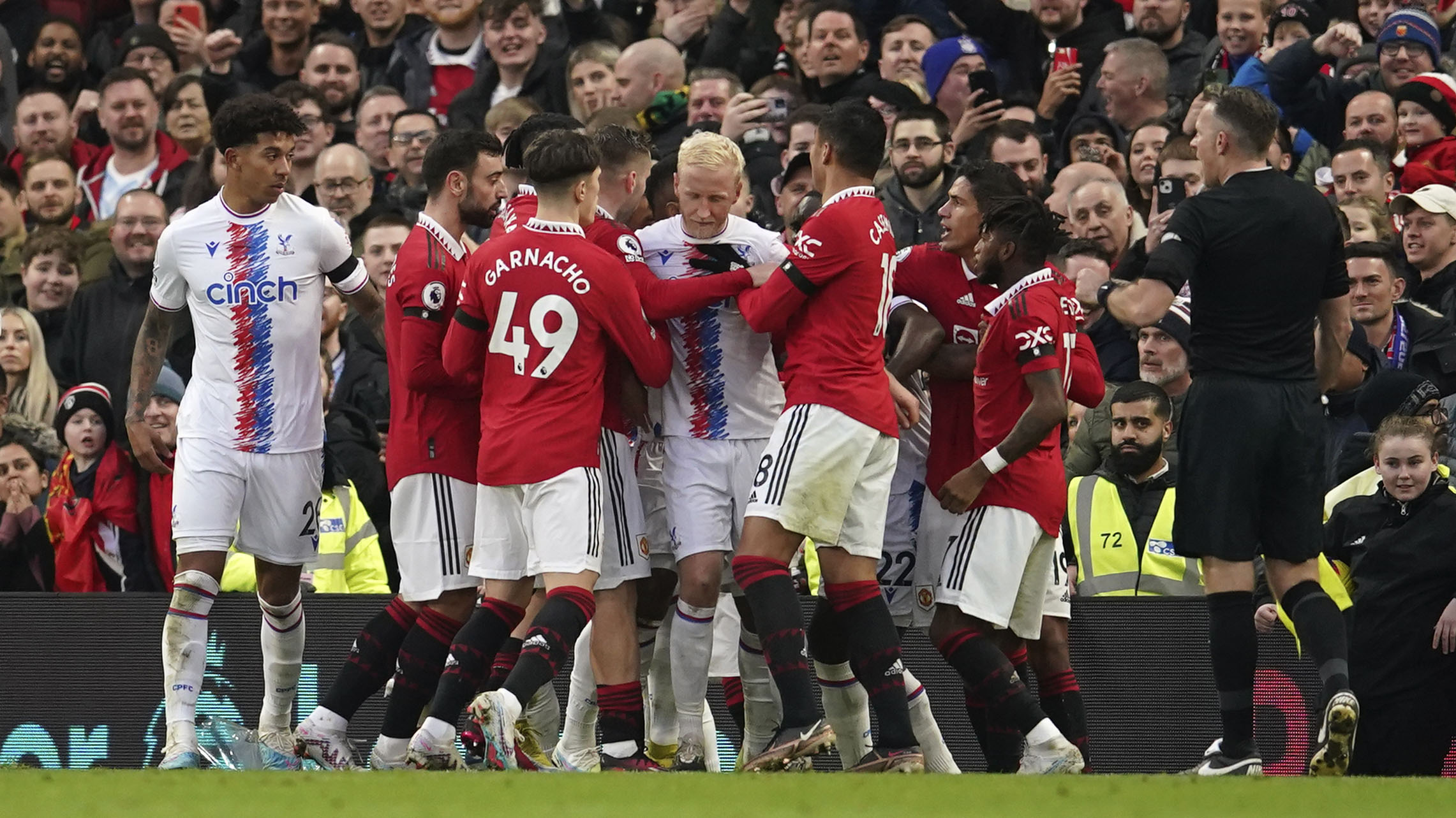 MU Kudeta Peringkat Tiga Liga Inggris dari Newcastle dengan 10 Pemain