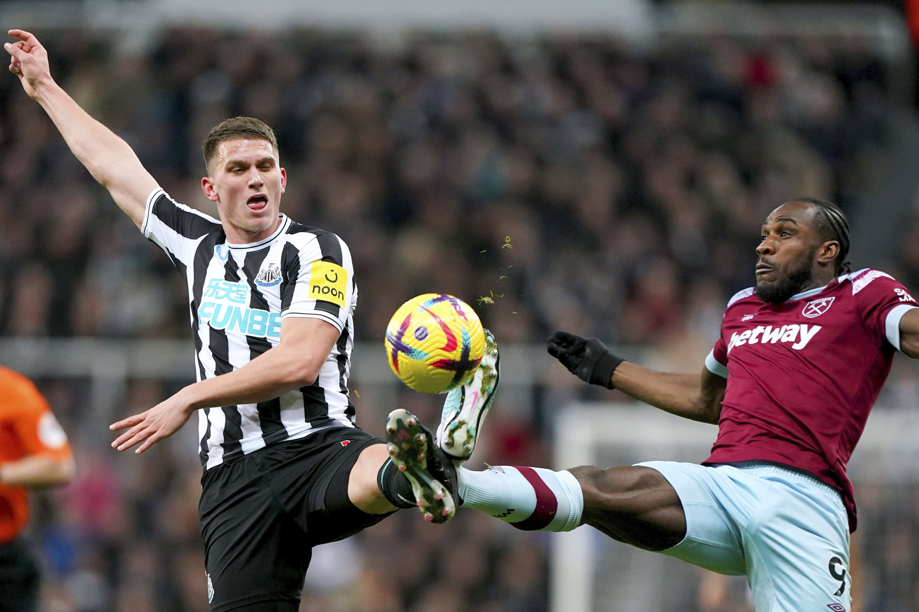 MU Kudeta Peringkat Tiga Liga Inggris dari Newcastle dengan 10 Pemain