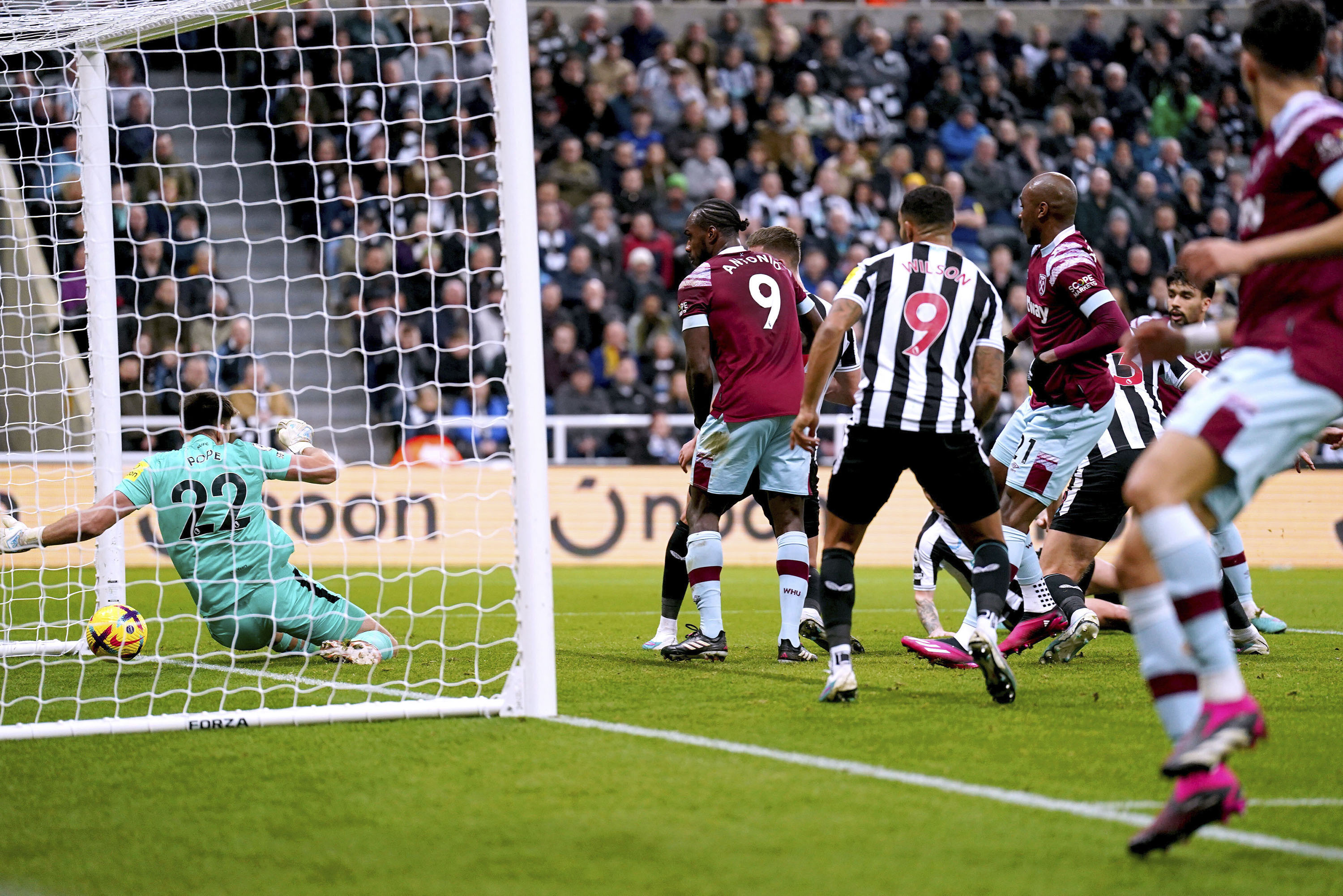 MU Kudeta Peringkat Tiga Liga Inggris dari Newcastle dengan 10 Pemain