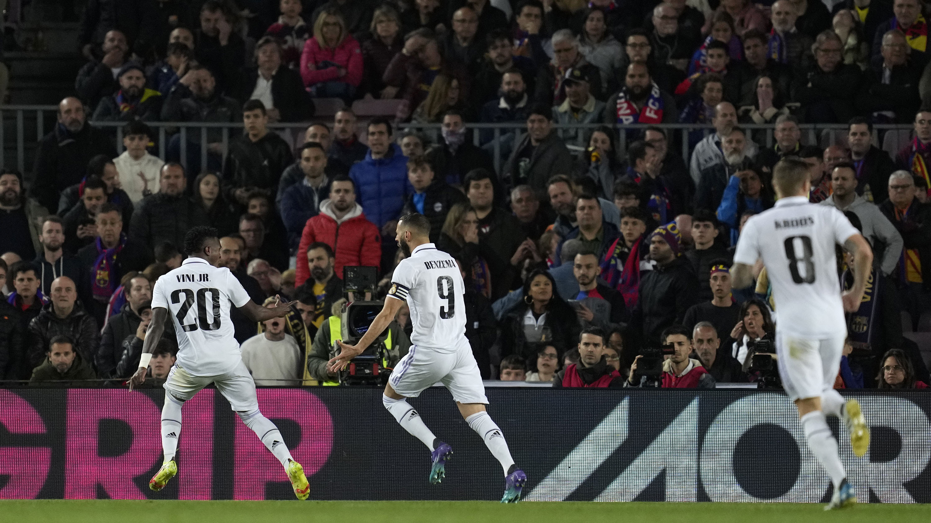Hattrick Karim Benzema Bawa Real Madrid Pesta Gol Lagi di Kandang Barcelona setelah 60 Tahun