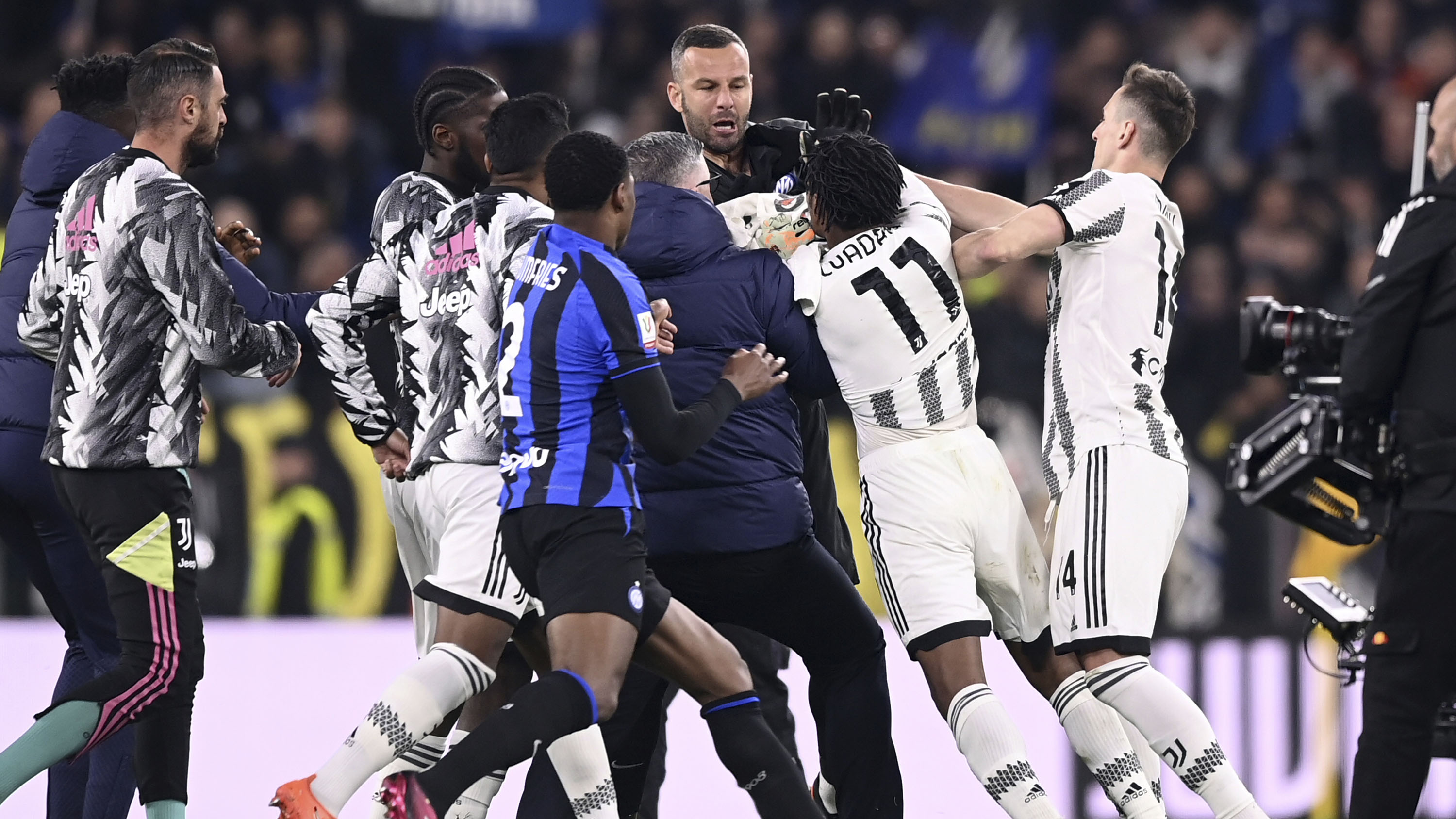 Tanpa Pemenang dan Drama 3 Kartu Merah di Leg Pertama Semifinal Coppa Italia Juventus Kontra Inter Milan