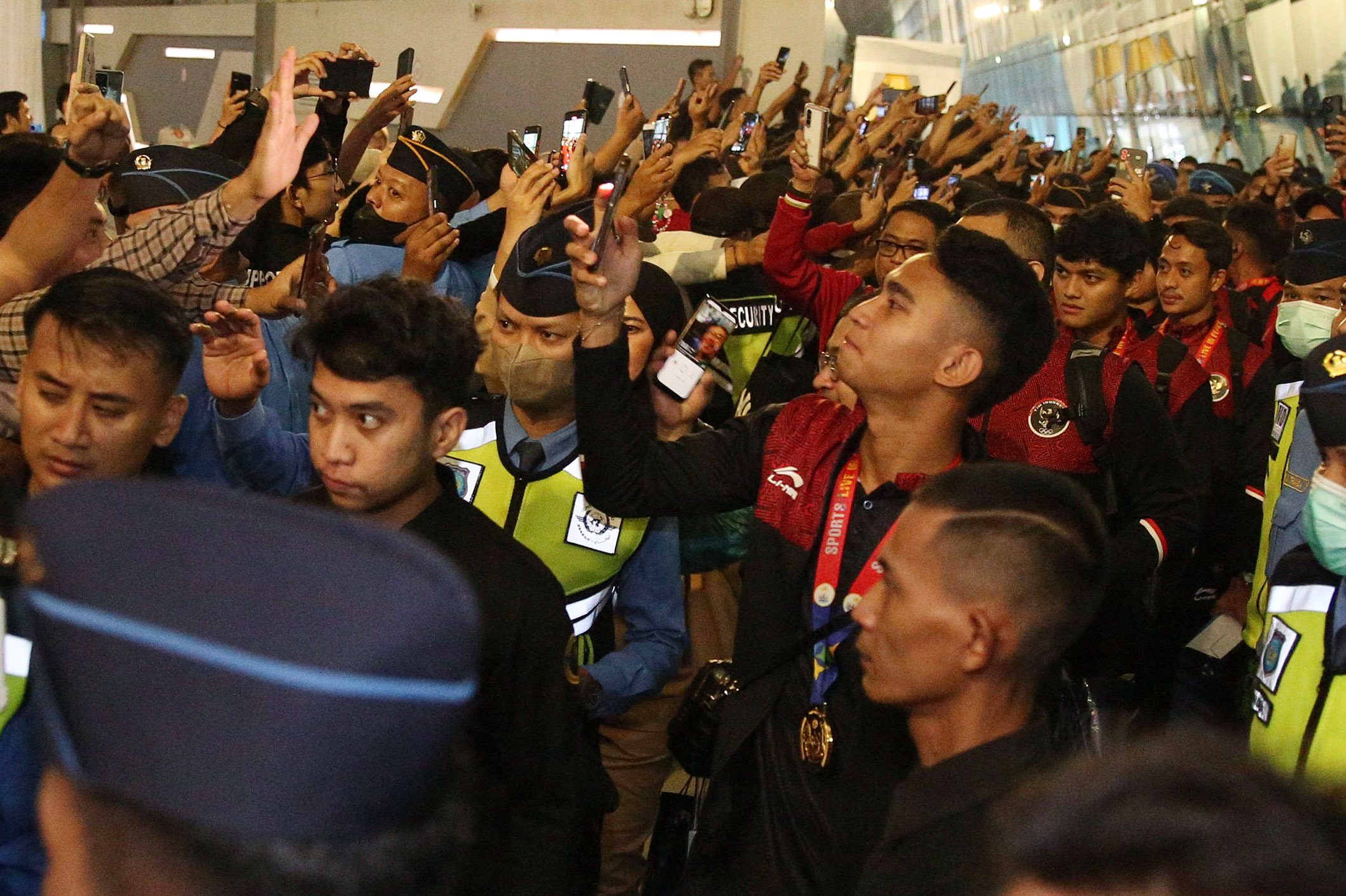 Sambutan Meriah saat Timnas Indonesia U-22 Tiba di Tanah Air