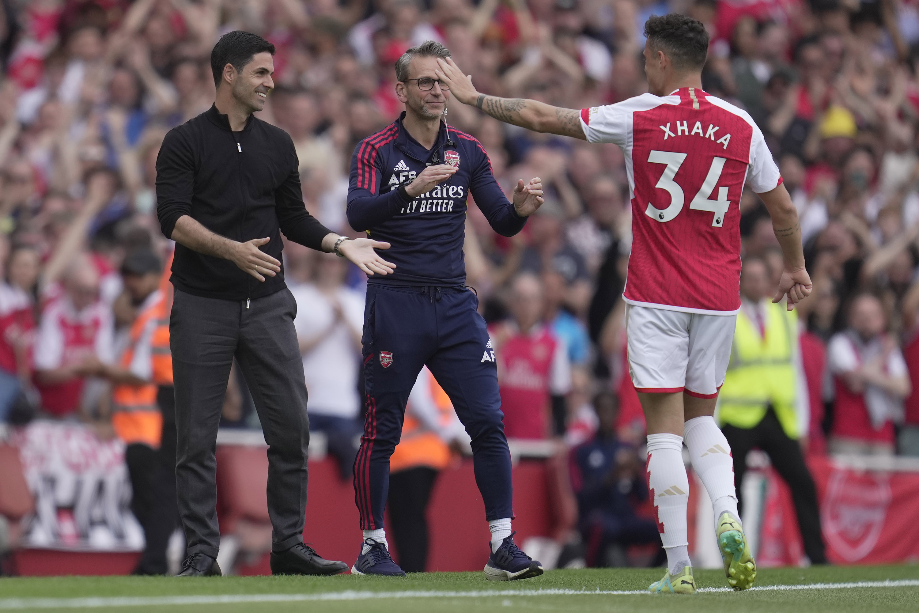 Kocak, Aksi Usil Dua Pemain Arsenal ke Granit Xhaka Setelah Cetak Brace