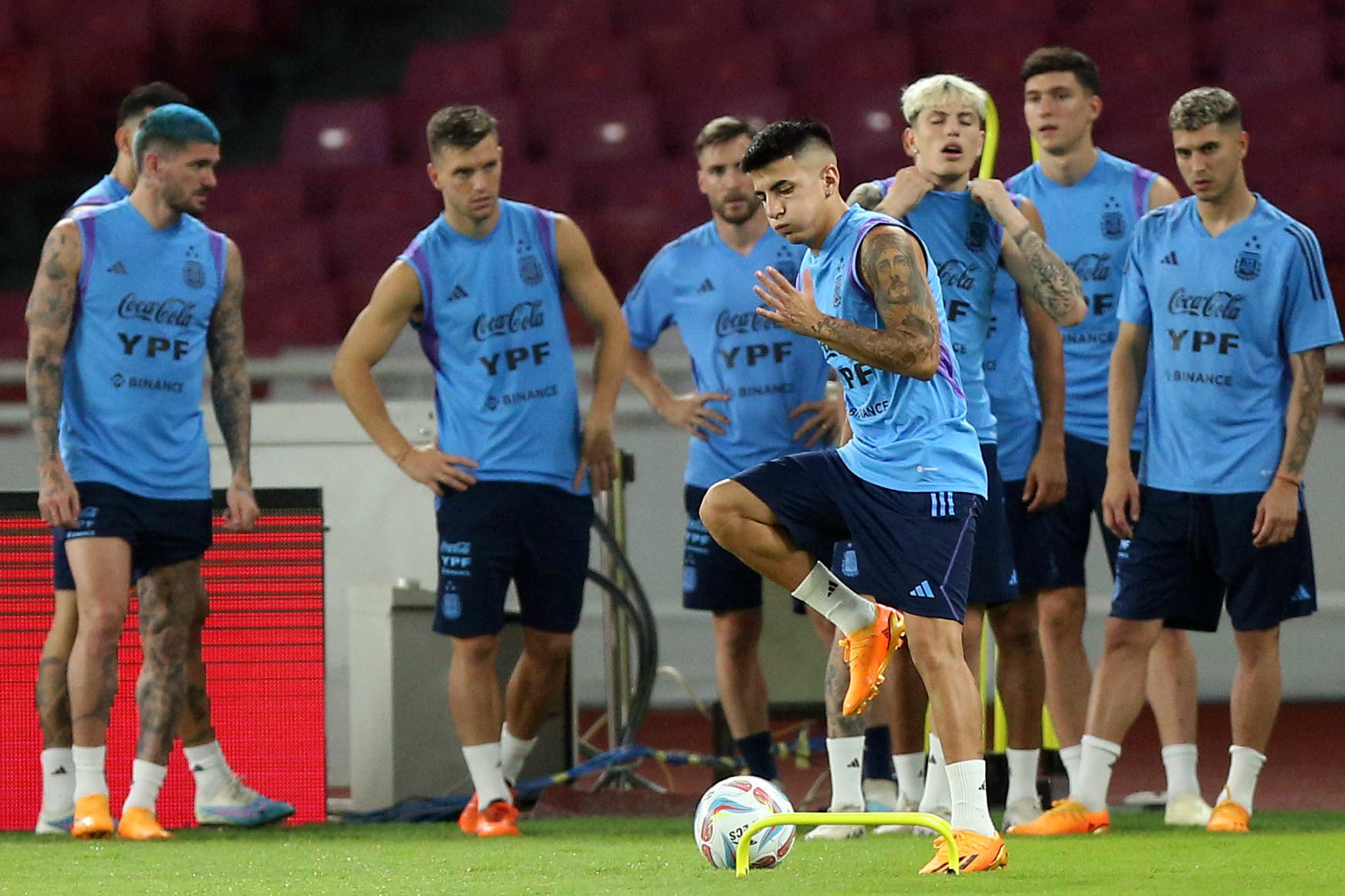 Melihat dari Dekat Pemain Timnas Argentina saat Melakukan Sesi Latihan di SUGBK