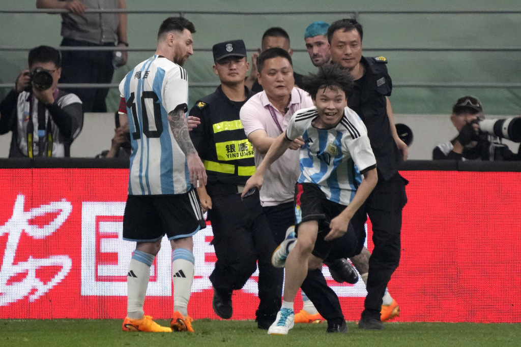 Momen Bahagia Penyusup saat Berhasil Memeluk Lionel Messi