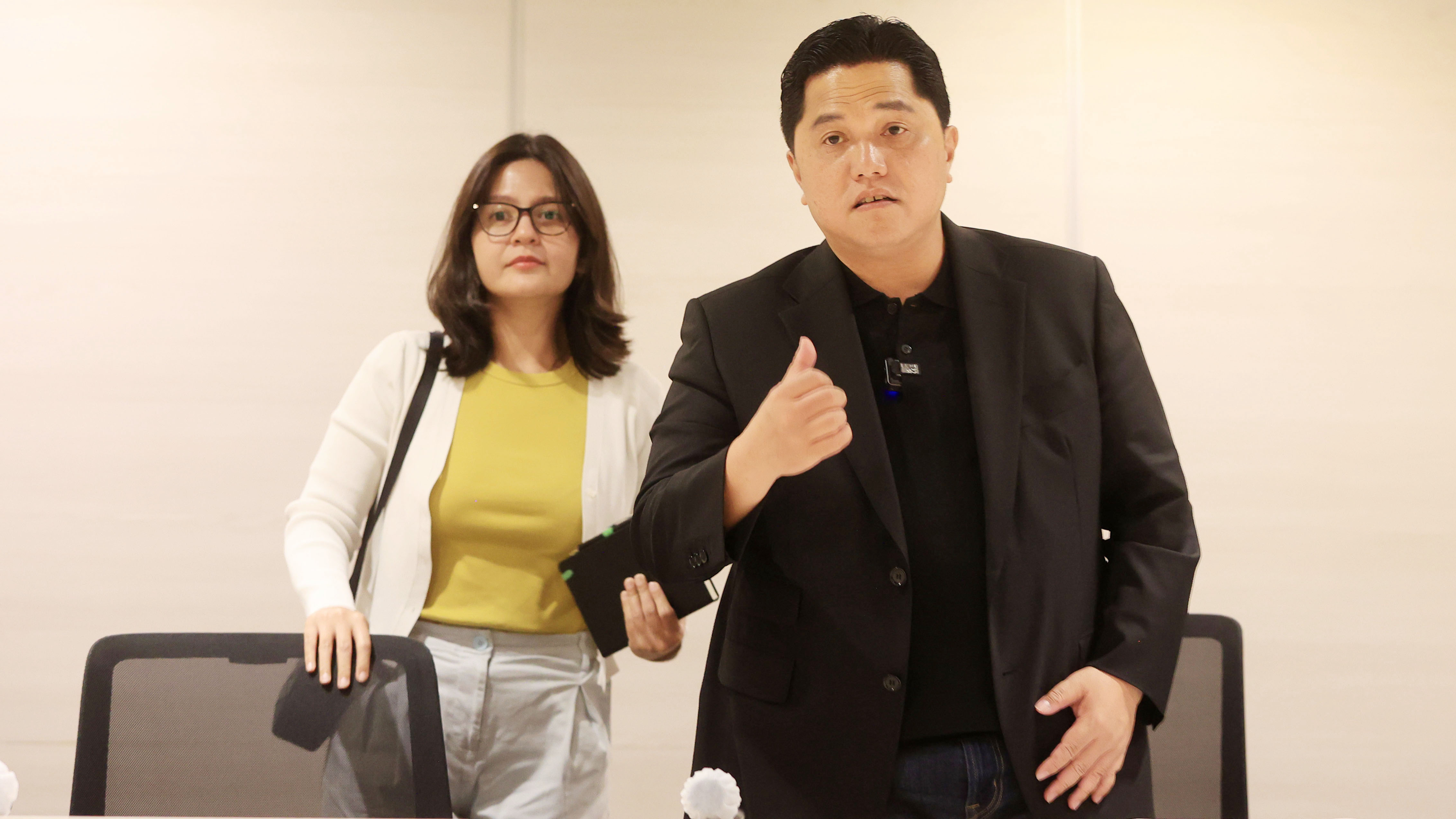 Kompaknya Erick Thohir dan Ratu Tisha saat Jumpa Pers