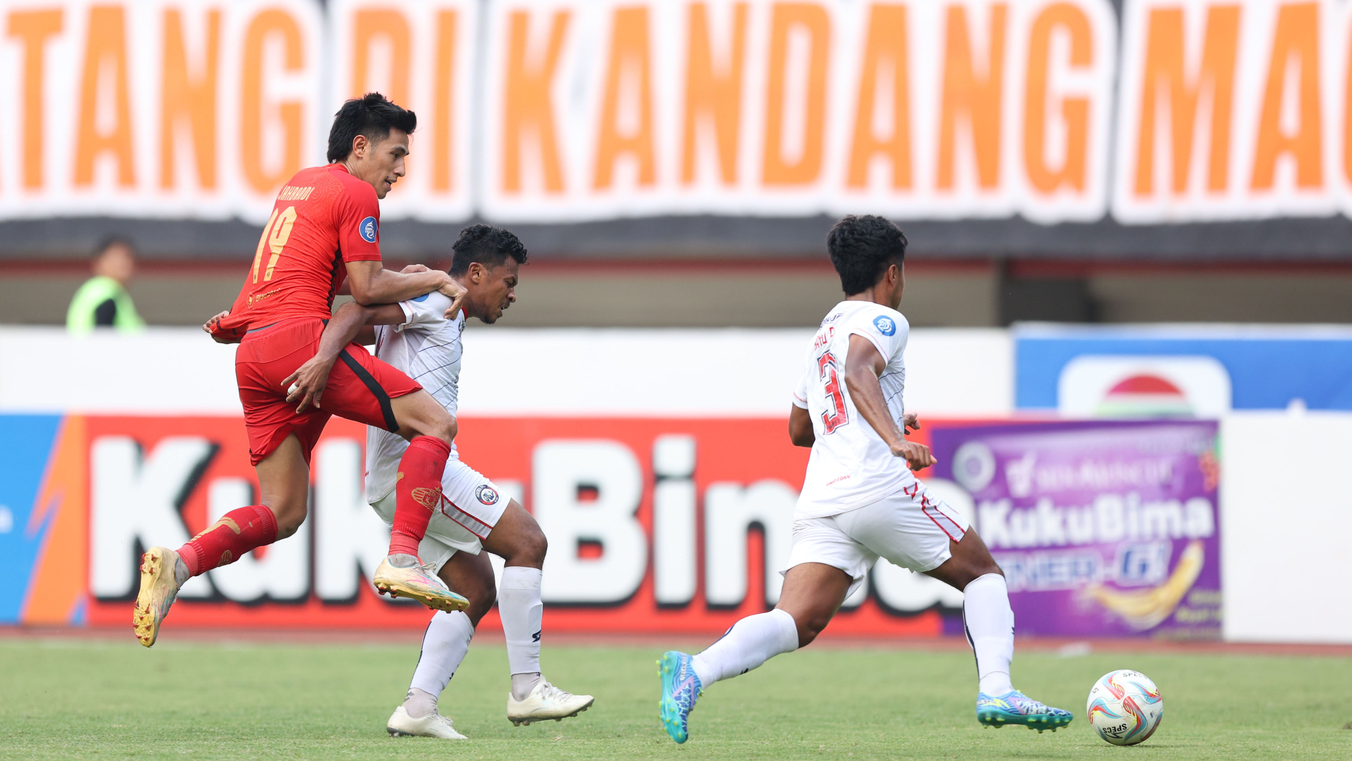 Penampilan Apik dan Reuni Kecil Hanif Sjahbandi Bersama Arema FC