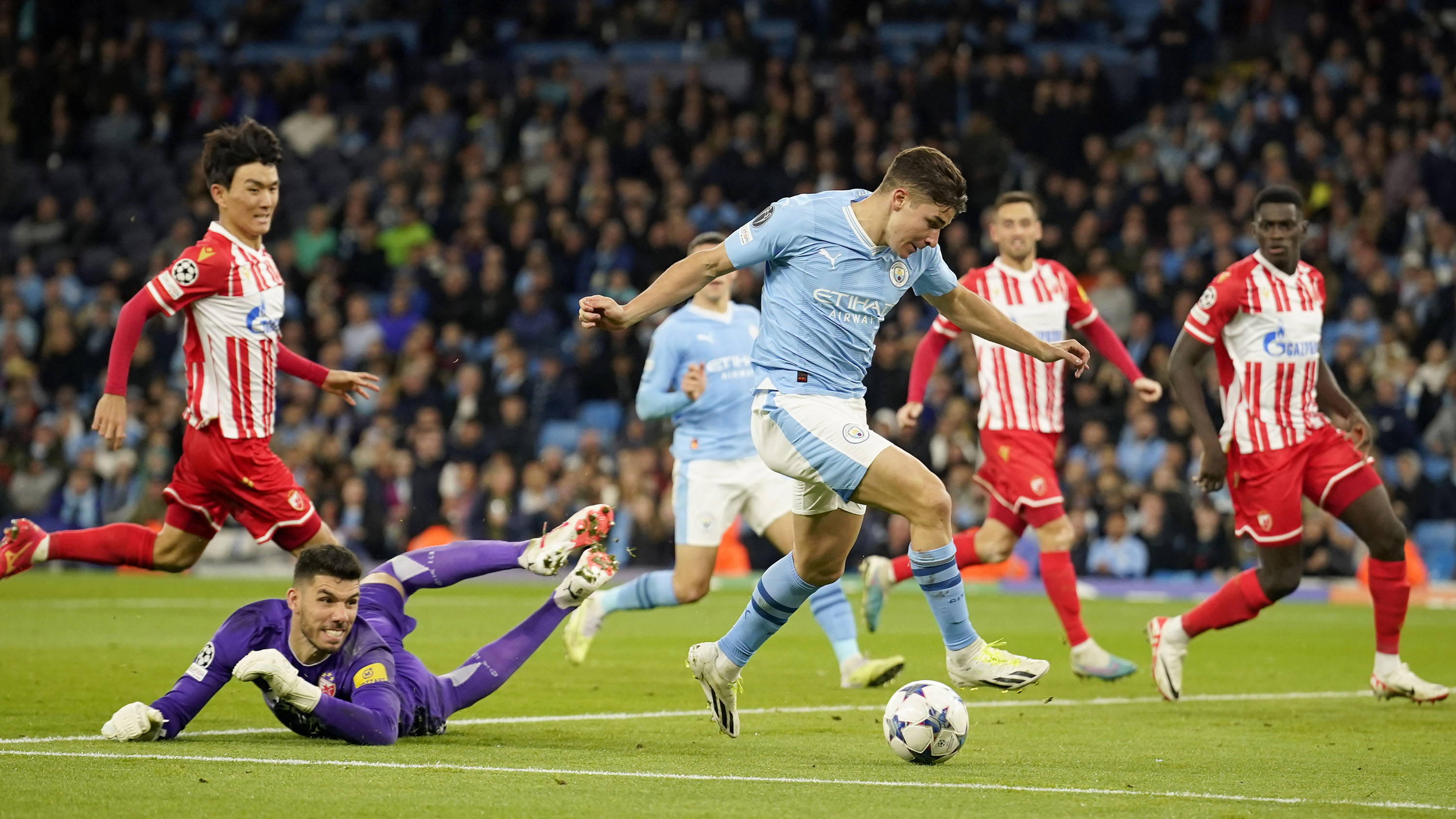 Dua Gol Julian Alvarez Warnai Comeback Manchester City atas Red Star Belgrade di Liga Champions