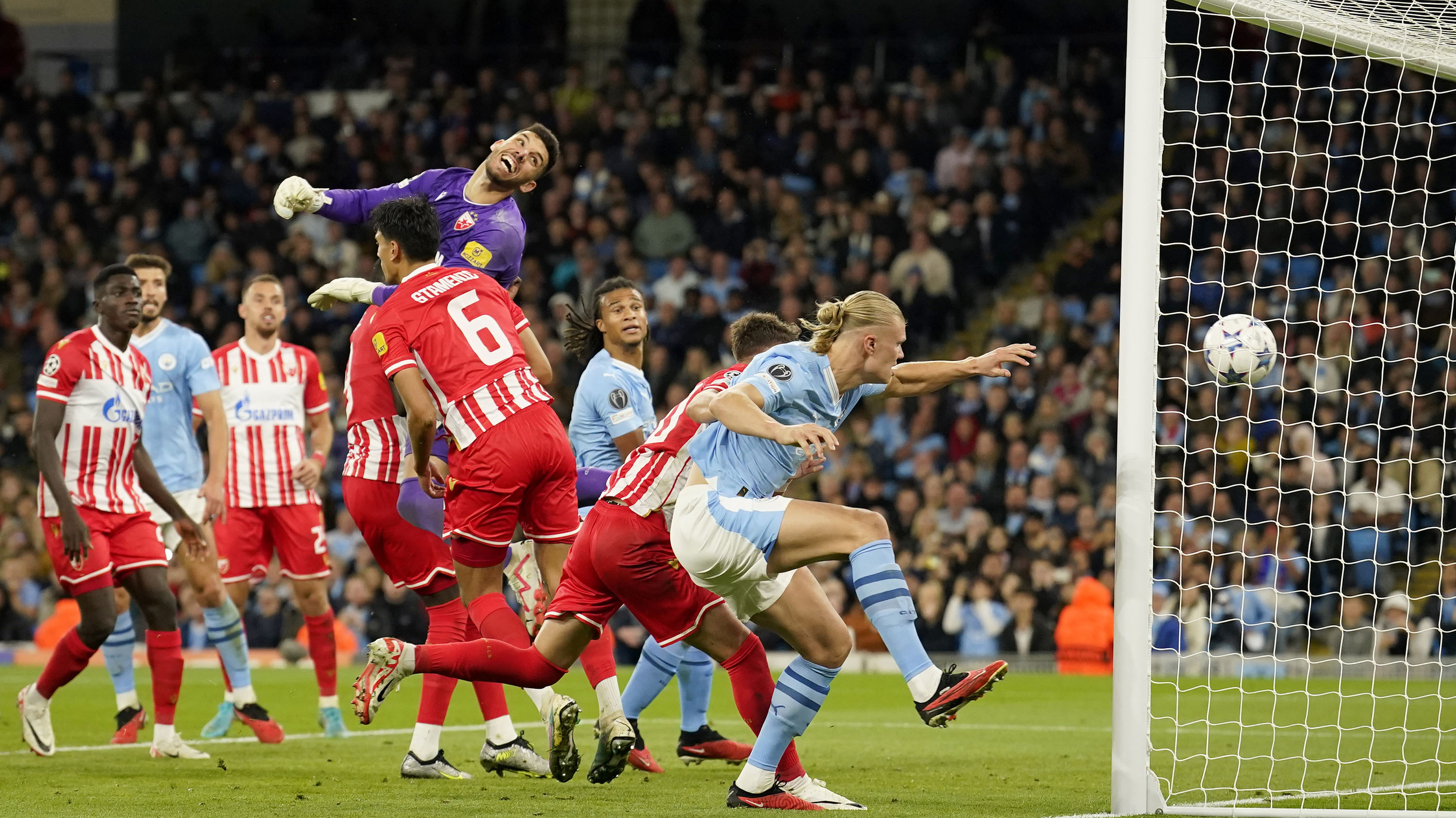 Dua Gol Julian Alvarez Warnai Comeback Manchester City atas Red Star Belgrade di Liga Champions