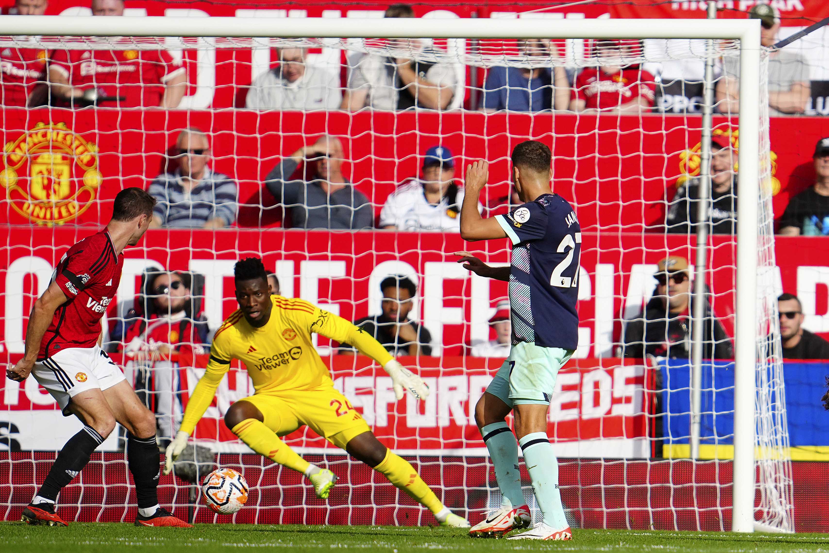 Reaksi Andre Onana saat MU Menang Dramatis Lawan Brentford, Sempat Drop Lalu Kegirangan