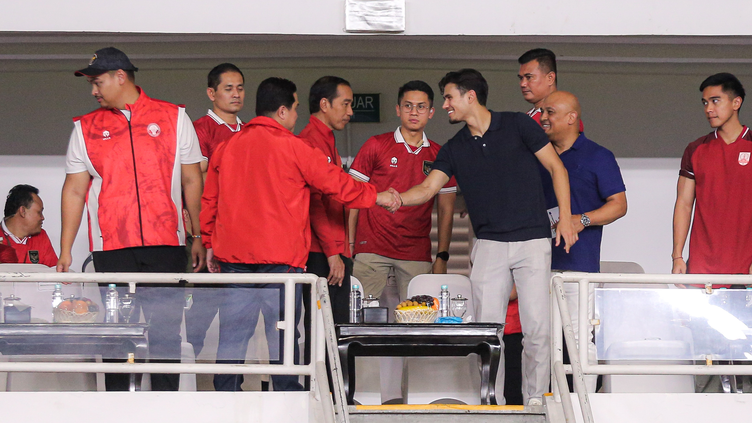 Momen Nathan Tjoe-A-On Foto Bareng Presiden Jokowi saat Timnas Indonesia Vs Brunei di Kualifikasi Piala Dunia 2026