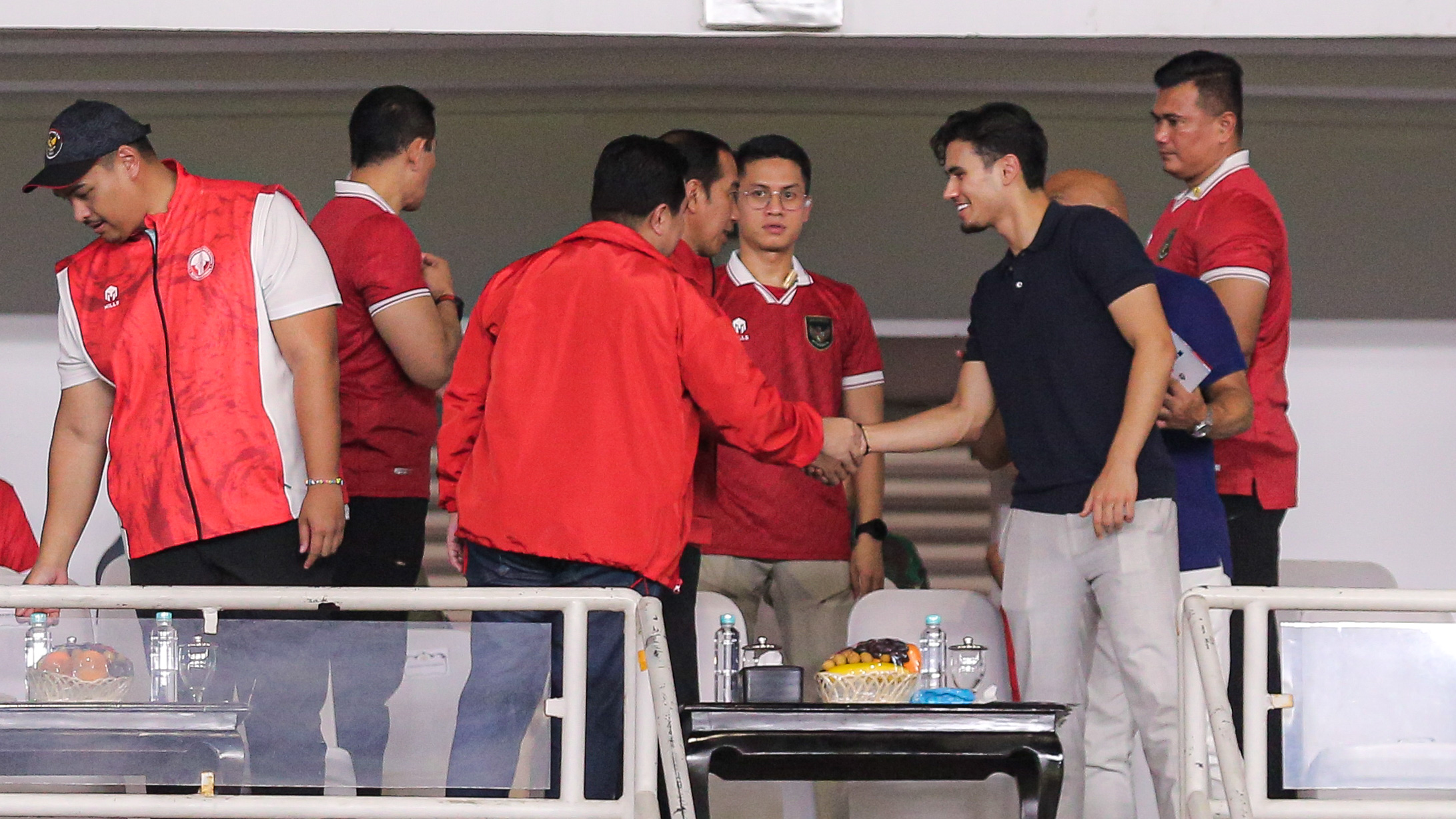 Momen Nathan Tjoe-A-On Foto Bareng Presiden Jokowi saat Timnas Indonesia Vs Brunei di Kualifikasi Piala Dunia 2026