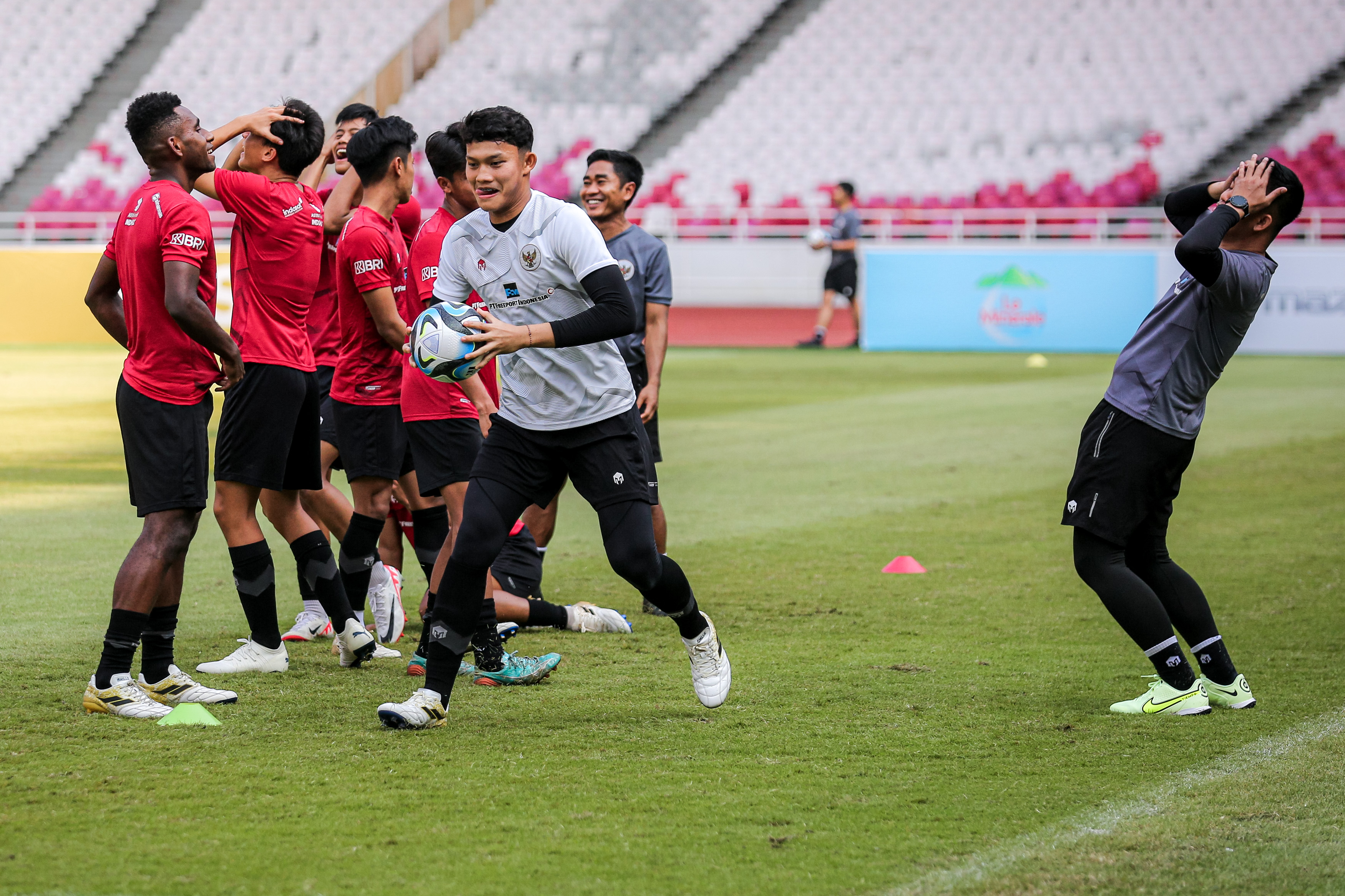 Suasana Gembira Latihan Timnas Indonesia U-17 Jelang Piala Dunia U-17 di Stadion Utama Gelora Bung Karno